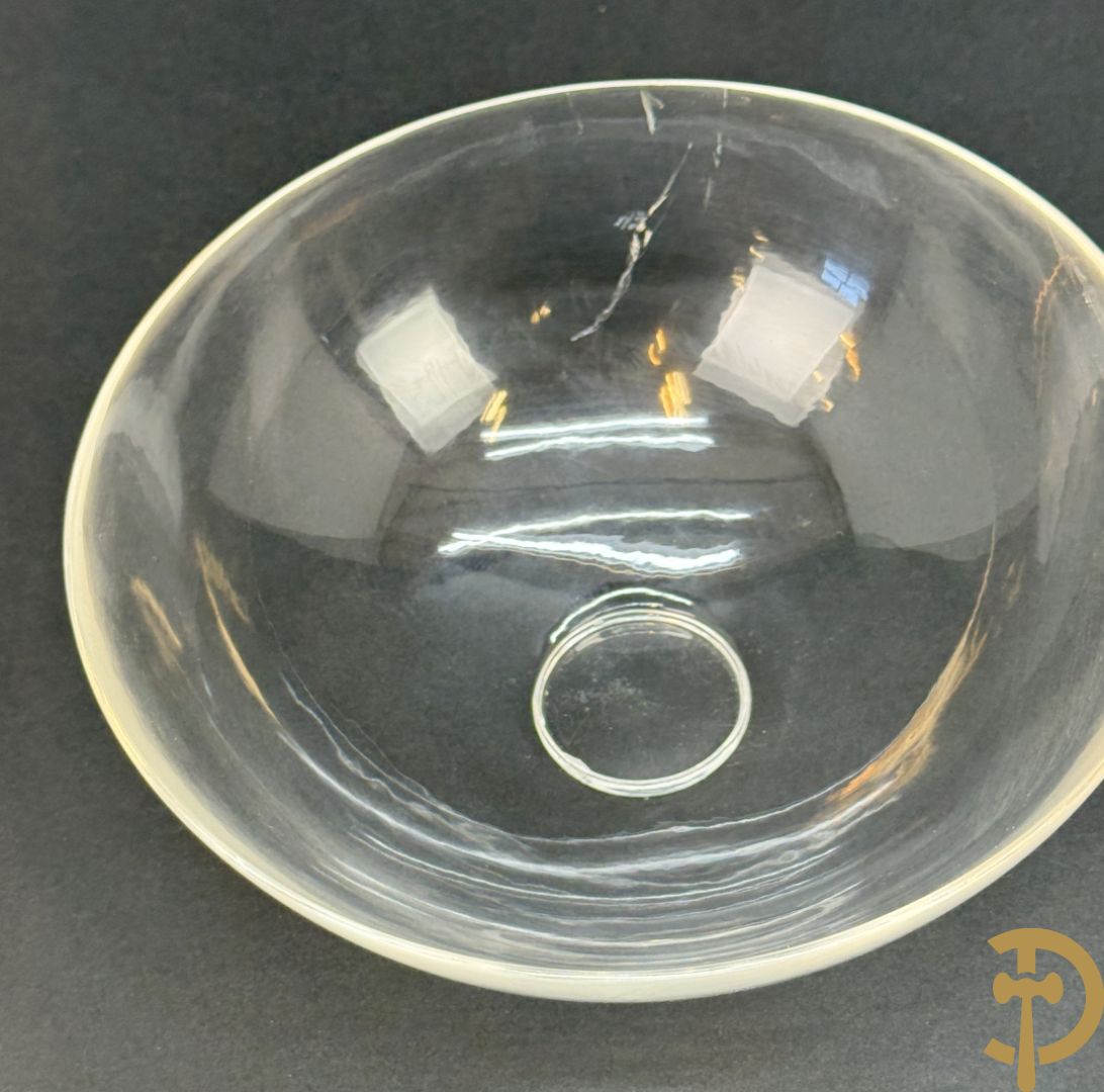 Wolf Helmut (getekend onderaan) Gepolierde schaal/bowl van doorschijnend bergkristal met rechte rand (scherfje aan voet) onder getekend WOLF H. (Steinbildhauer, Edelsteingestalter, aus Kirschweiler, Idar-Oberstein),