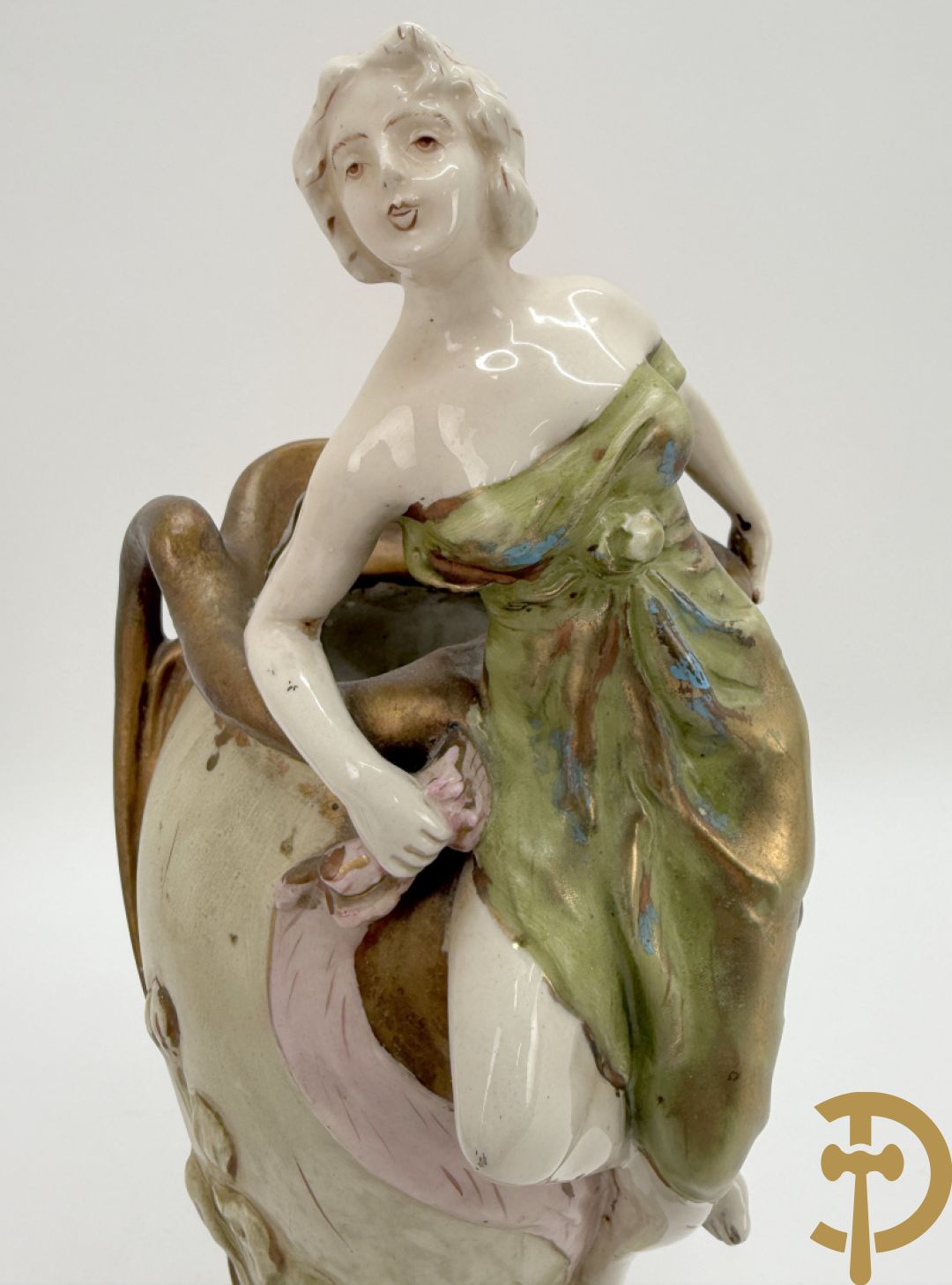 Royal Dux beeld van melkmeisje, onderaan genummeerd 1055 + vaas met zittende dame, Royal Dux stijl