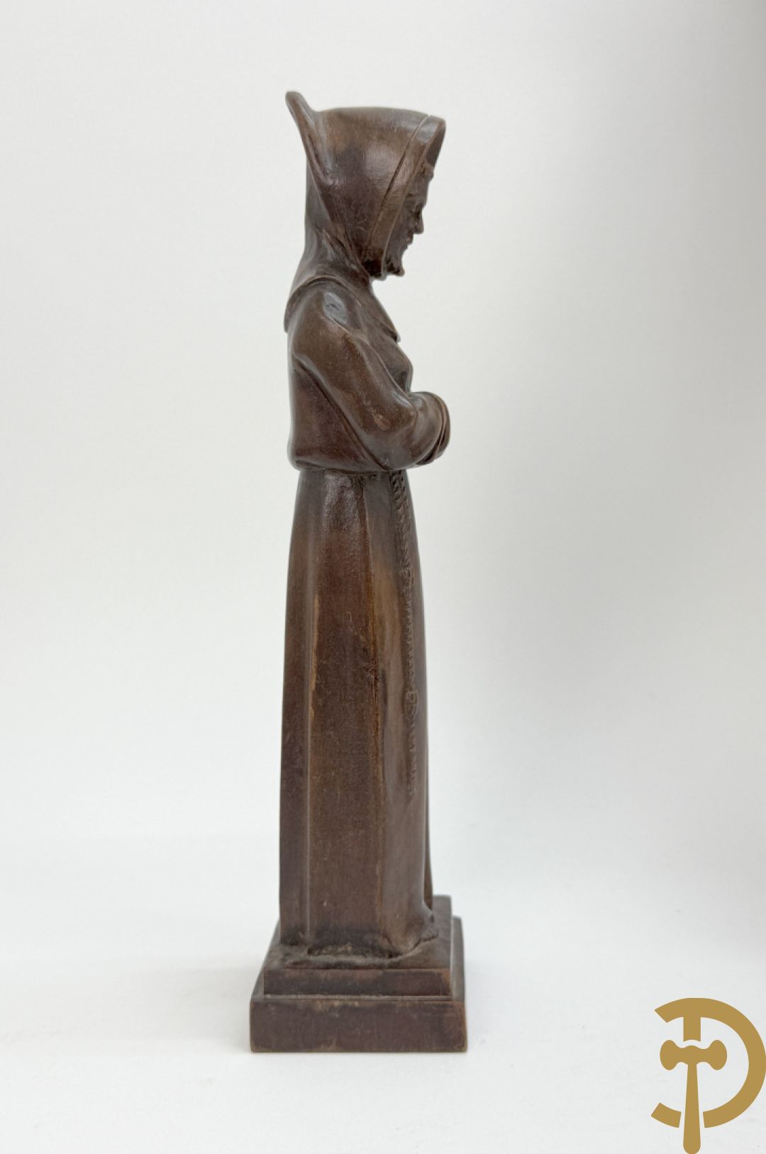 Houtsculptuur van Heilige Théresia Madonna + houtgesculpteerde pater in polyester nis