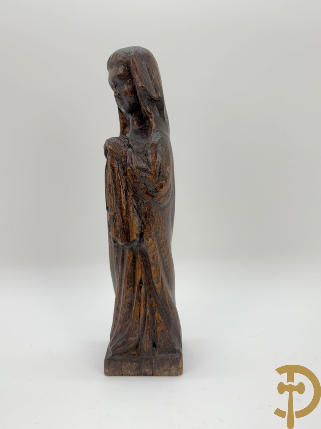 Basrelief met sculptuur van een embleem bezet met hond en harnas + houtsculptuur van heilige Jozef met kind + Madonna