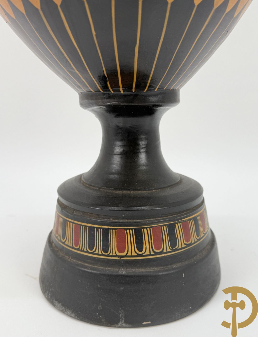 Amfoorvormige vaas in terra cotta met voorstellingen uit de Klassieke oudheid, Griekse stijl