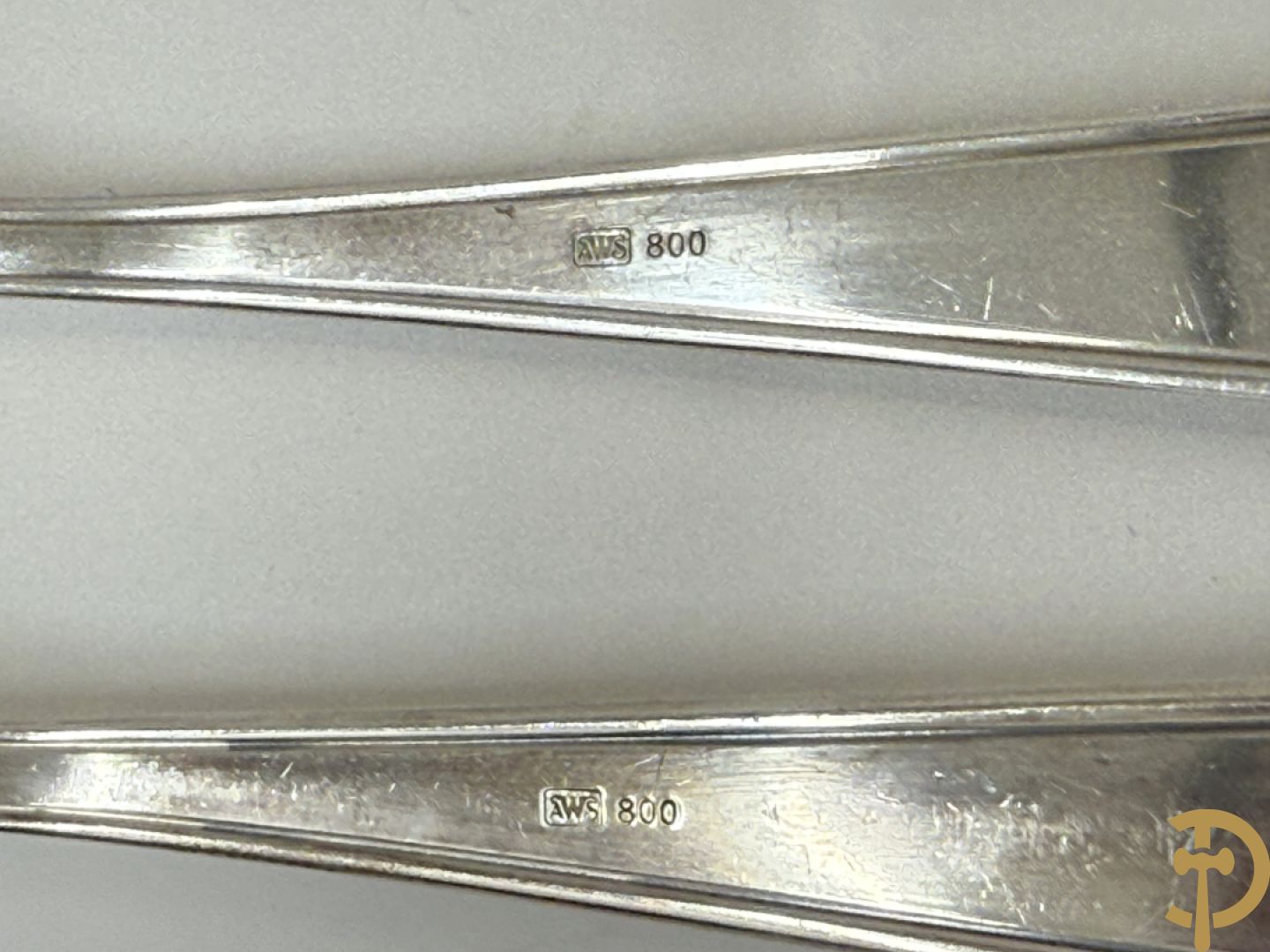 Massief zilveren bestek in koffer, gemerkt AWS 800, bestaande uit 12 vorken, 12 lepels, 12 messen, 12 dessertvorken, 12 dessertlepels, 12 dessertmessen, 12 koffielepels en 12 taartvorkjes + 12 verzilverde  visvorken en vismessen gemerkt Wello + verzilverde soepscheplepel gemerkt Wellner 90