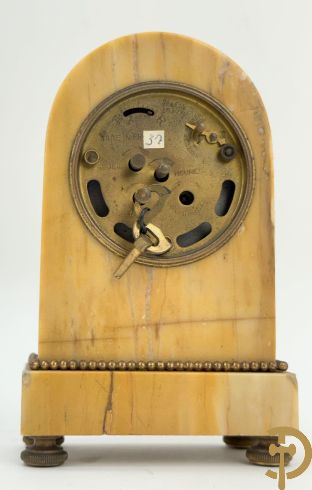 Zes miniatuurklokjes w.o. cupido houdende een pendule, marmeren kapelklokje, 2 reiswekkers, Napoleon III pendule in koper en zamak klokje