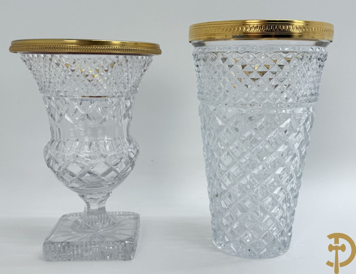 Helder kristallen geslepen coupe + 2 dragoirs in kristal gefacetteerd + 3 kristallen vazen + glazen vaas