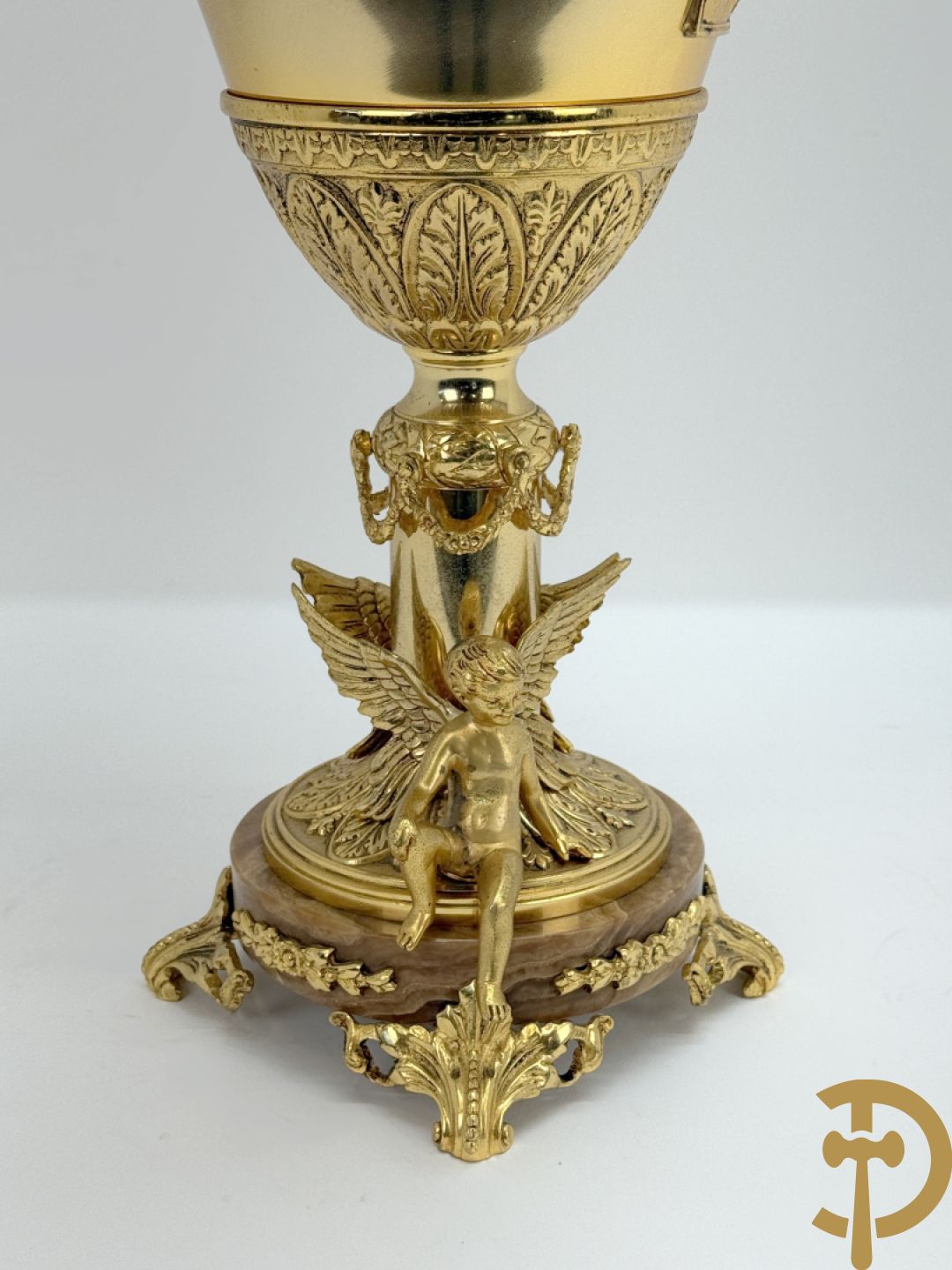 Vuurvergulde bronzen amfoorvaas met basrelief van dame en bezet met cupido