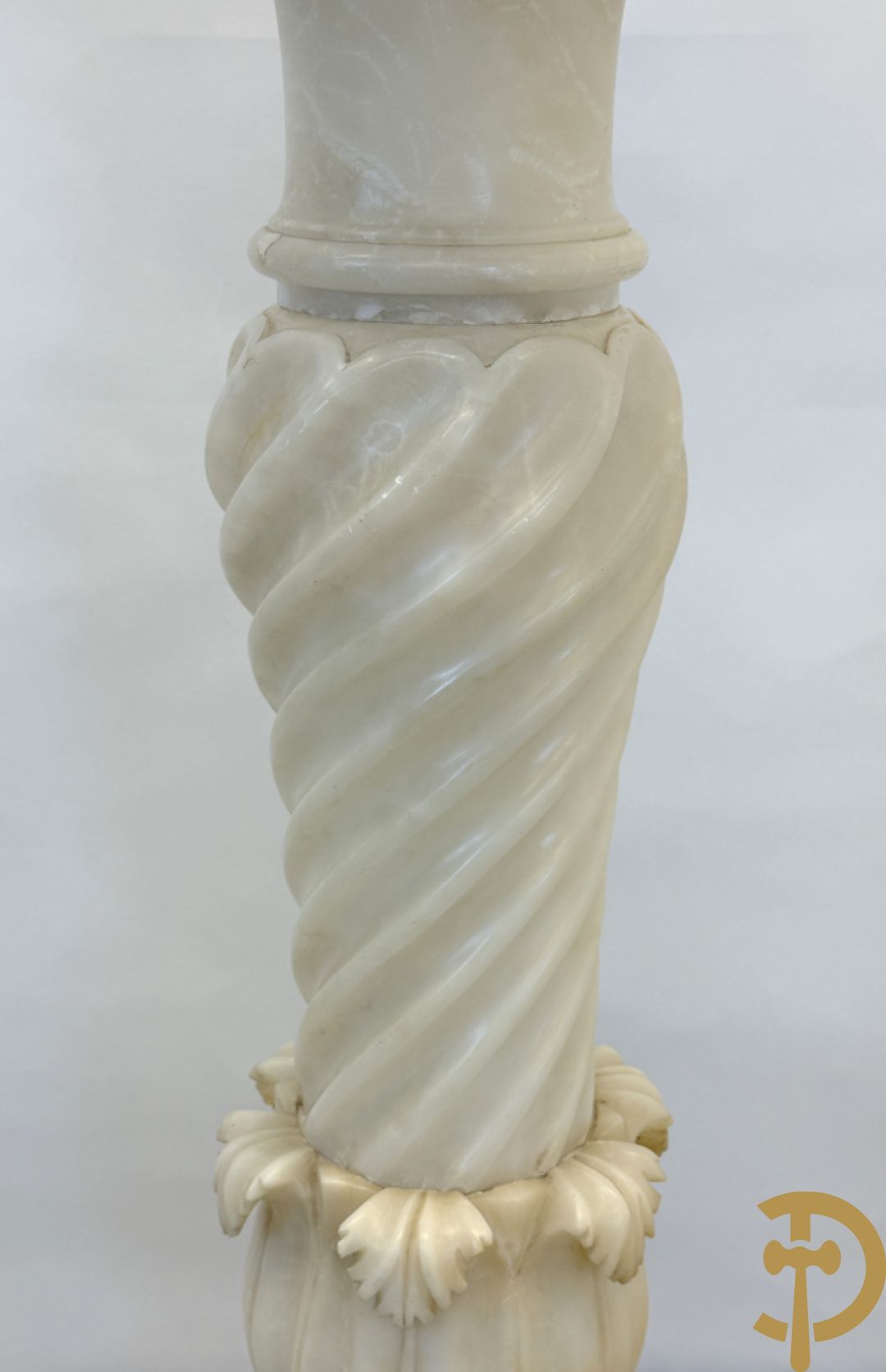 Getorste albast zuil met accanthusranken met draaibare plateau op achthoekige basis