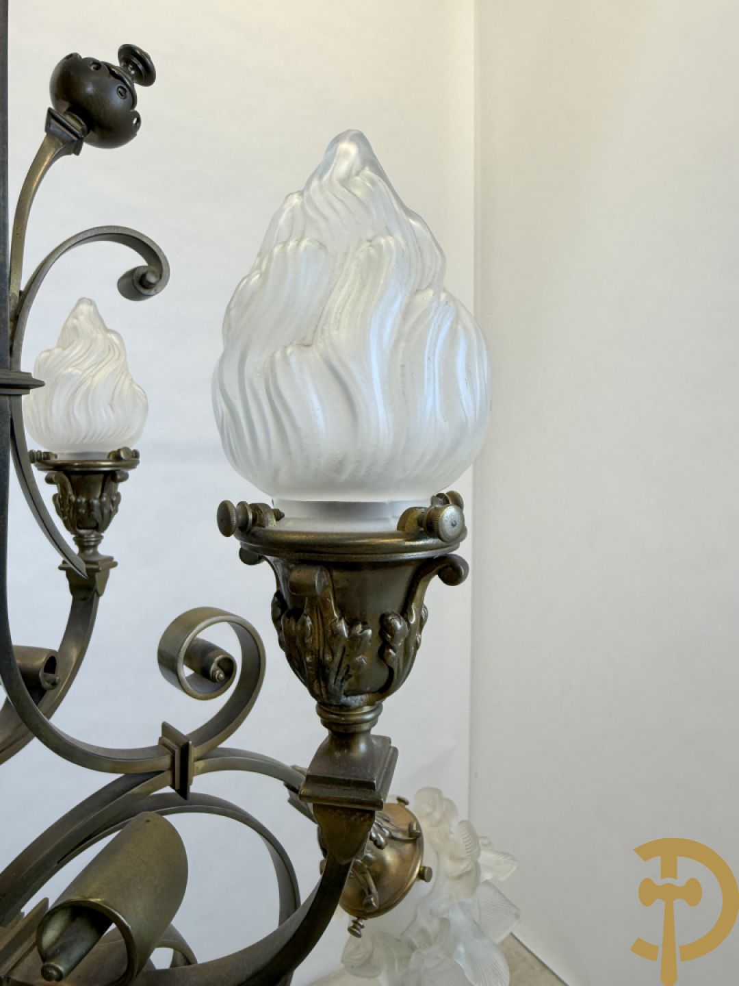 Massieve bronzen luchter met 8 lichtpunten en bezet met accanthusranken