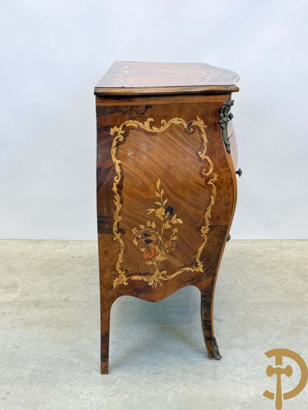 Gegalbeerde notelaren drieladencommode met bloemenmarquetterie