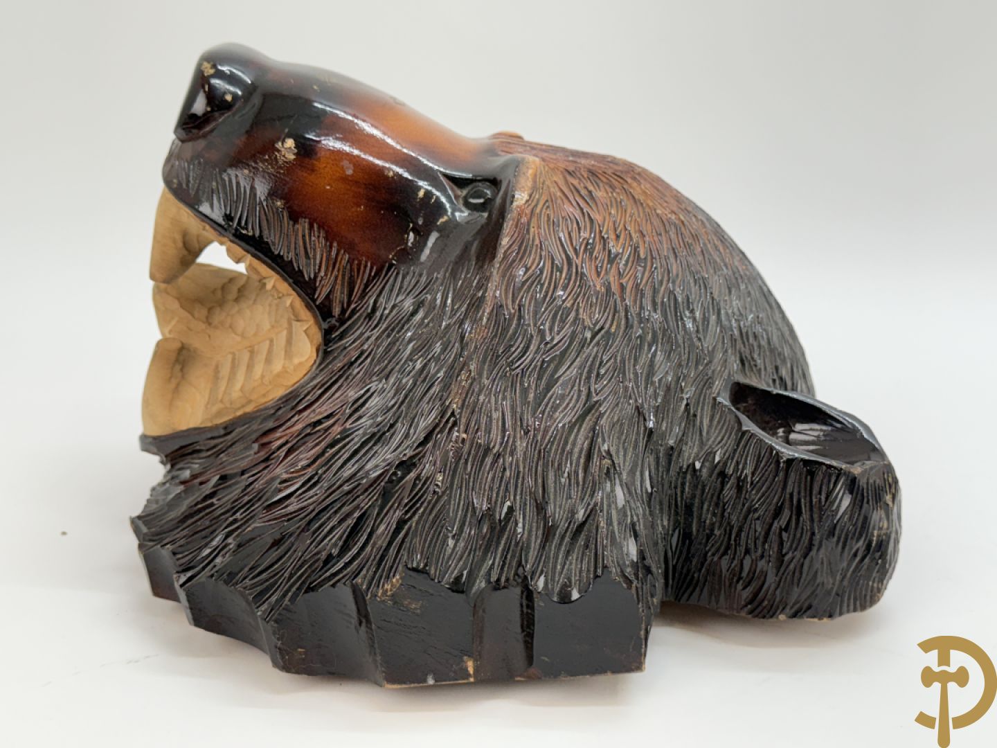 Houtgesculpteerde en gepatineerde beer, gesigneerd met Japanse tekens
