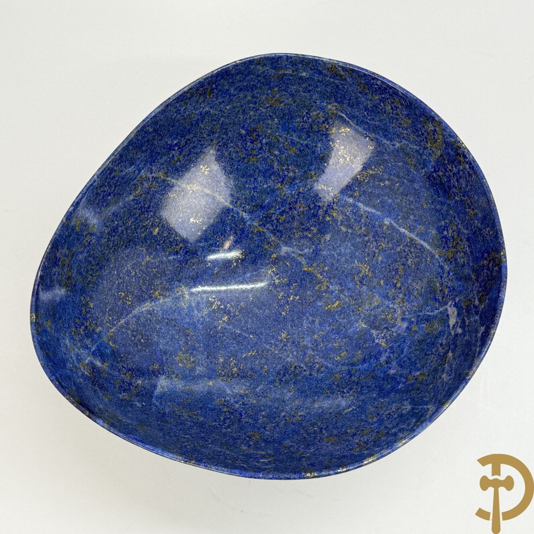 Wolf Helmut (getekend onderaan) twee ledige gepolierde schaal/bowl op voet van halfedelgesteente lapis lazuli met golvende rand onder getekend WOLF H. (Steinbildhauer, Edelsteingestalter, aus Kirschweiler, Idar-Oberstein) - (nieuwprijs 20.000 €)