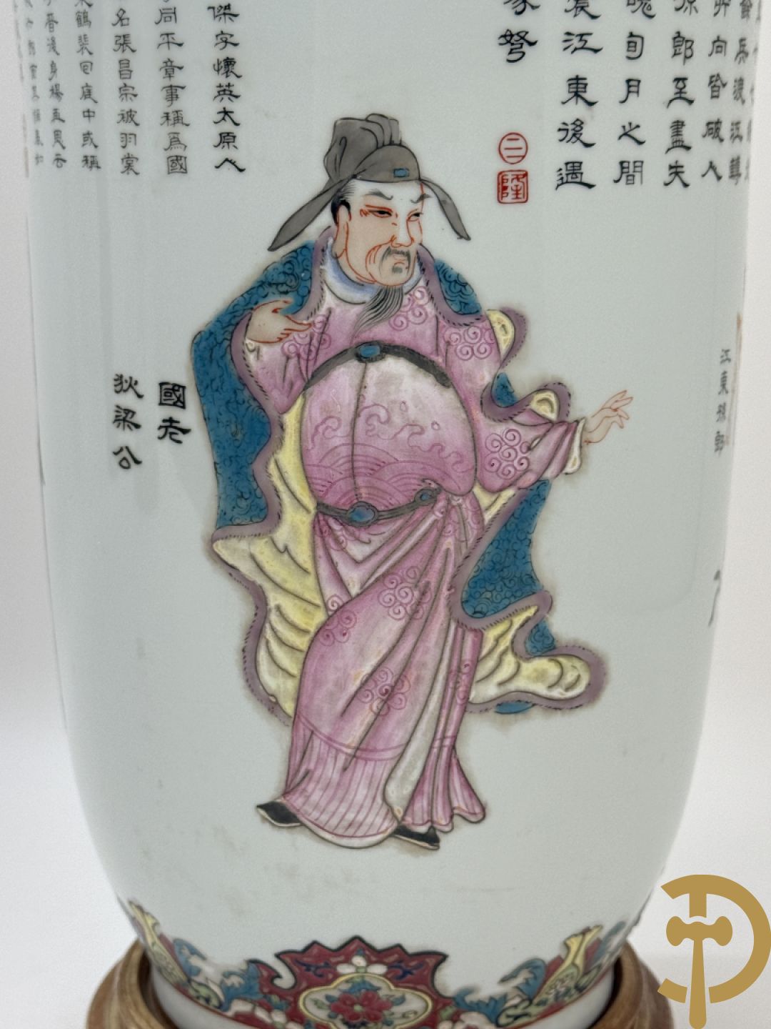 Paar porseleinen Chinese vazen met decor van personages en Chinese tekens, handgekleurd