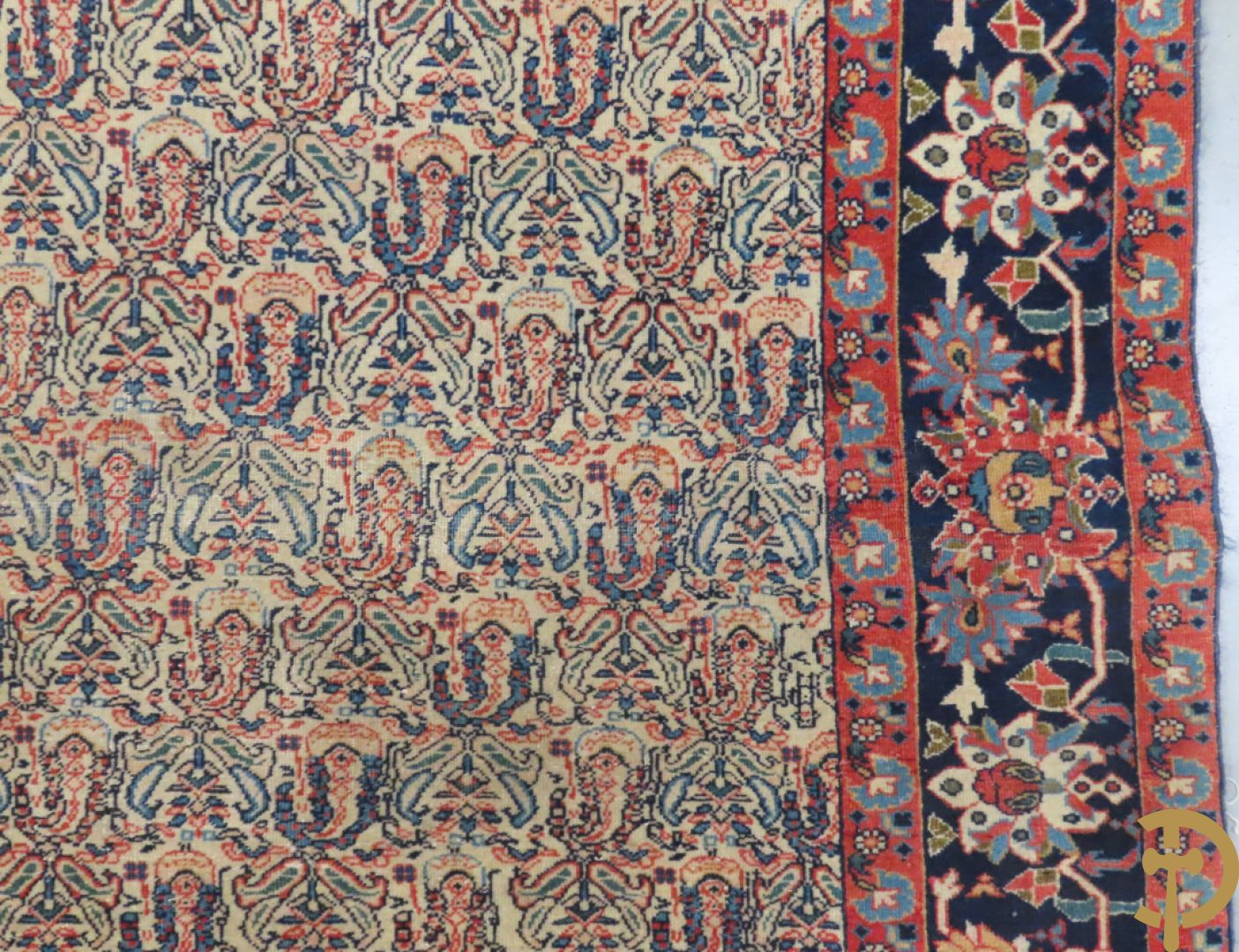 Antiek handgeknoopt tapijt met cashmeremotieven en florale omranding