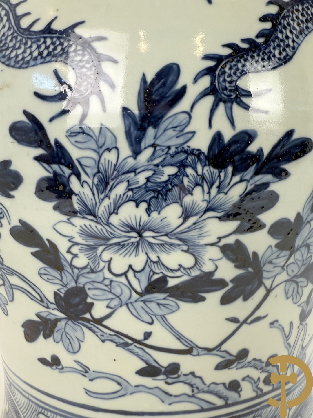 Paar Chinese blauw/witte porseleinen dekselvazen gedecoreerd met draken en bloemenmotieven, als lampadaire omgebouwd