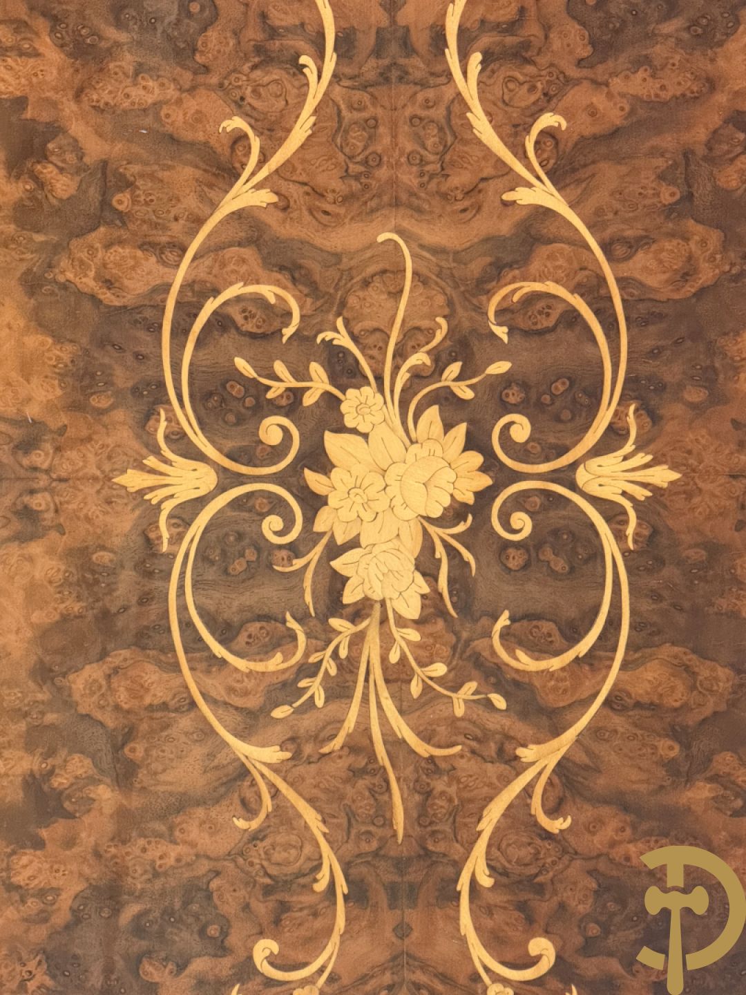 Notelaren TV/barmeubel bezet met bloemenmarquetterie en bronzen ornamenten met porseleinen plakkettes