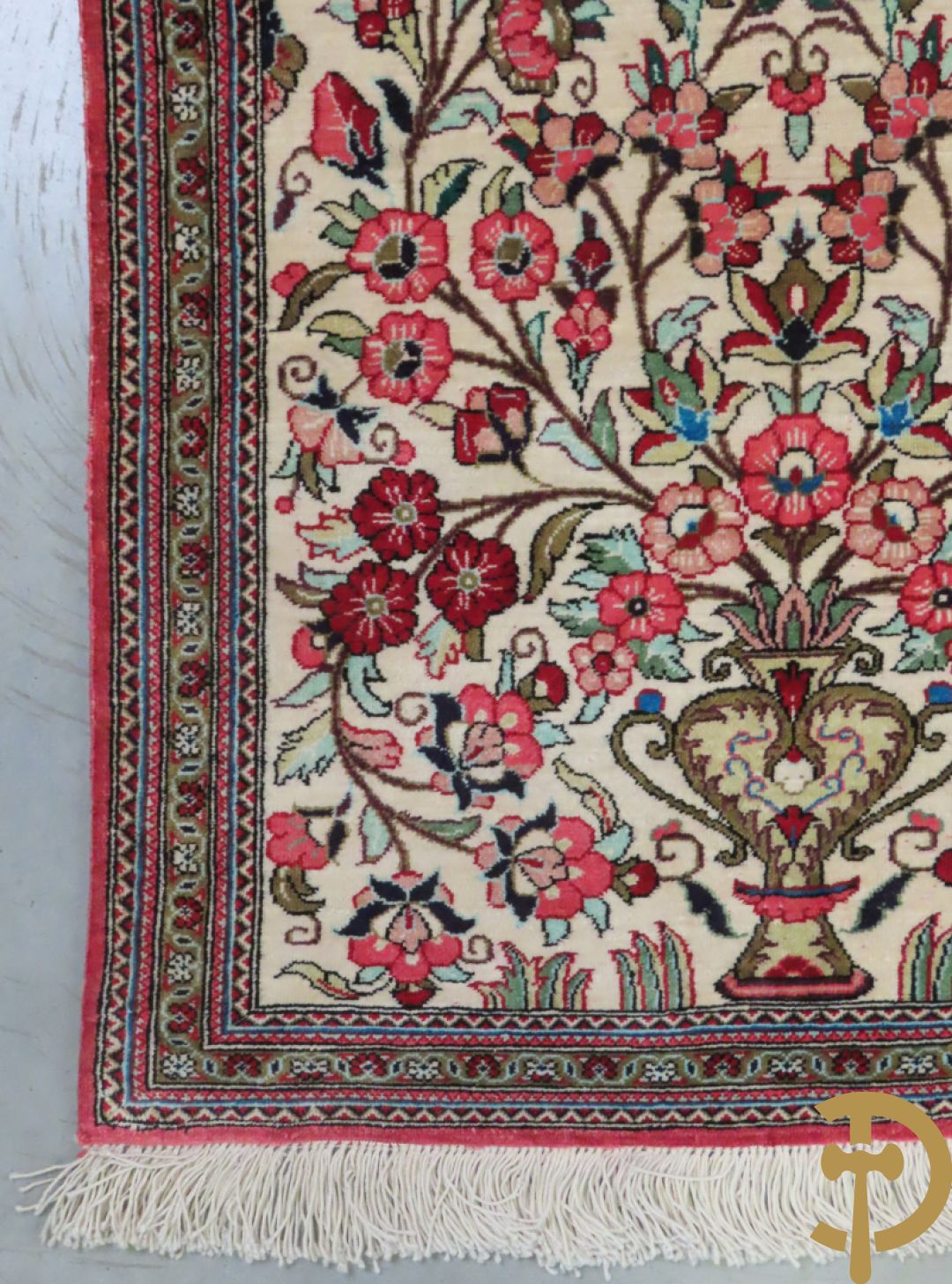 Oosters handgeknoopt tapijt zijde op katoen met bloemenpatronen, vogelmotieven en decor van amfoorvazen + Oosters handgeknoopt tapijt met decor van bloemen en amfoorvaas