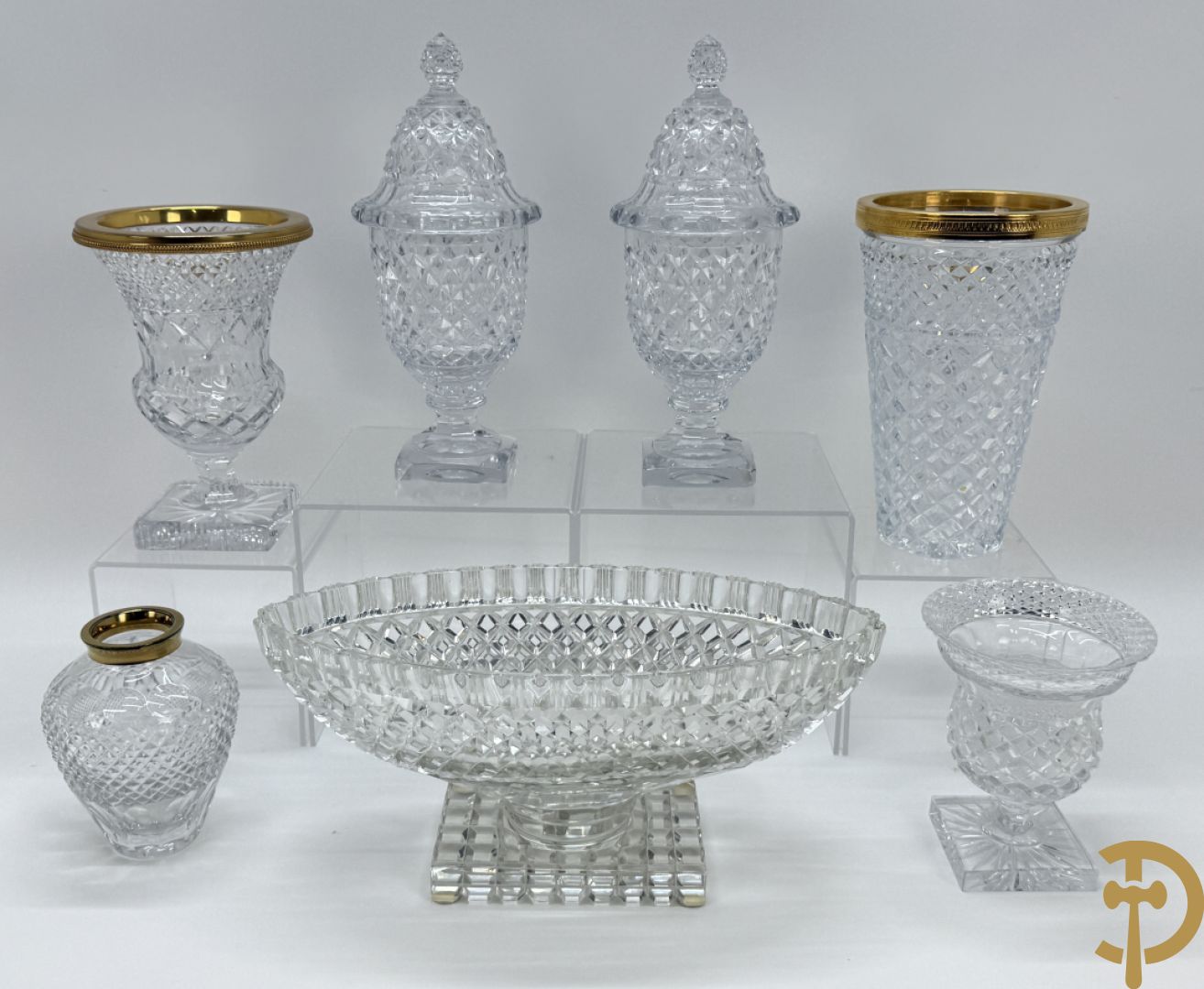 Helder kristallen geslepen coupe + 2 dragoirs in kristal gefacetteerd + 3 kristallen vazen + glazen vaas