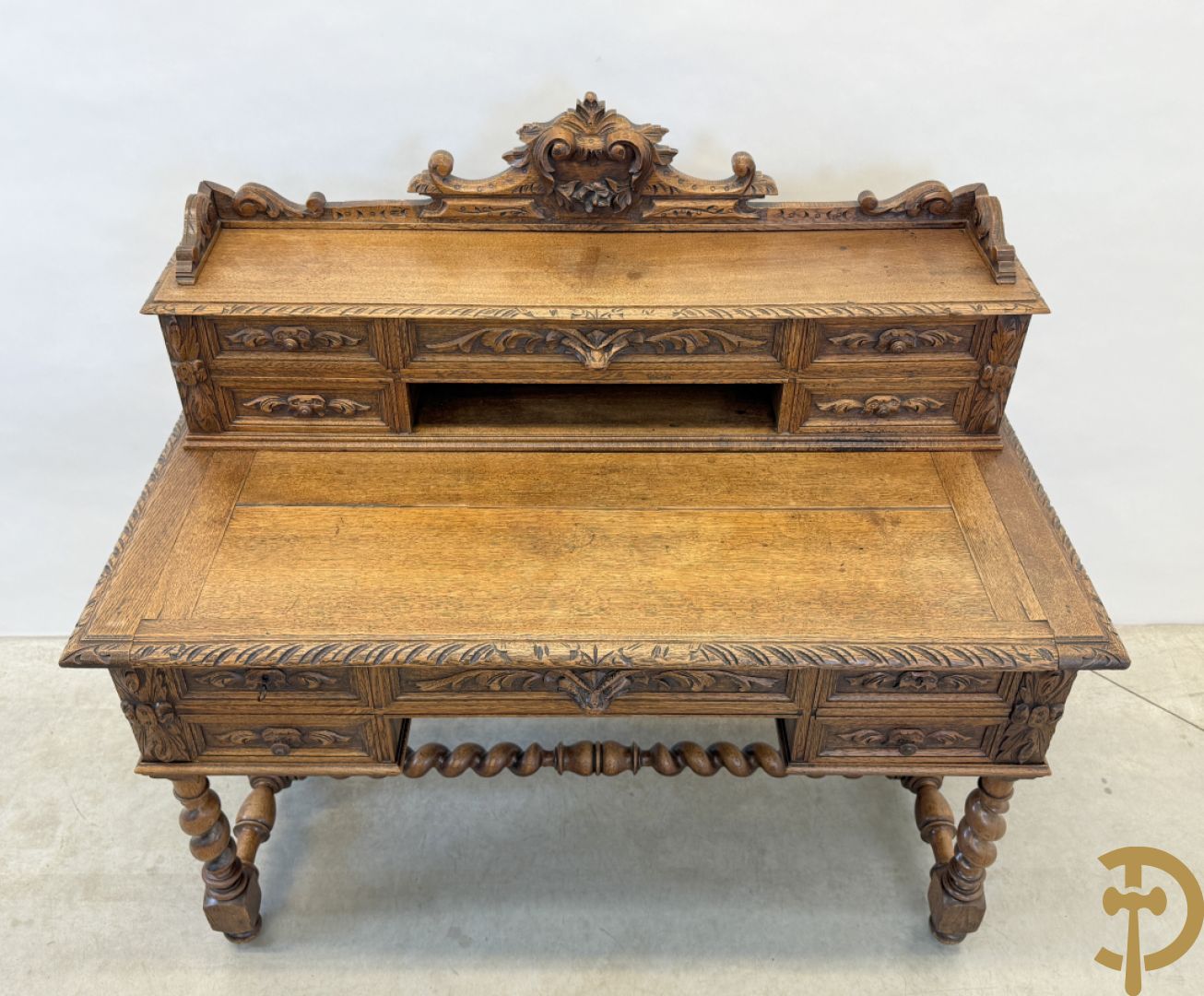 Massief eiken Frans bureel met lades op getorste poten met opstand, 19e