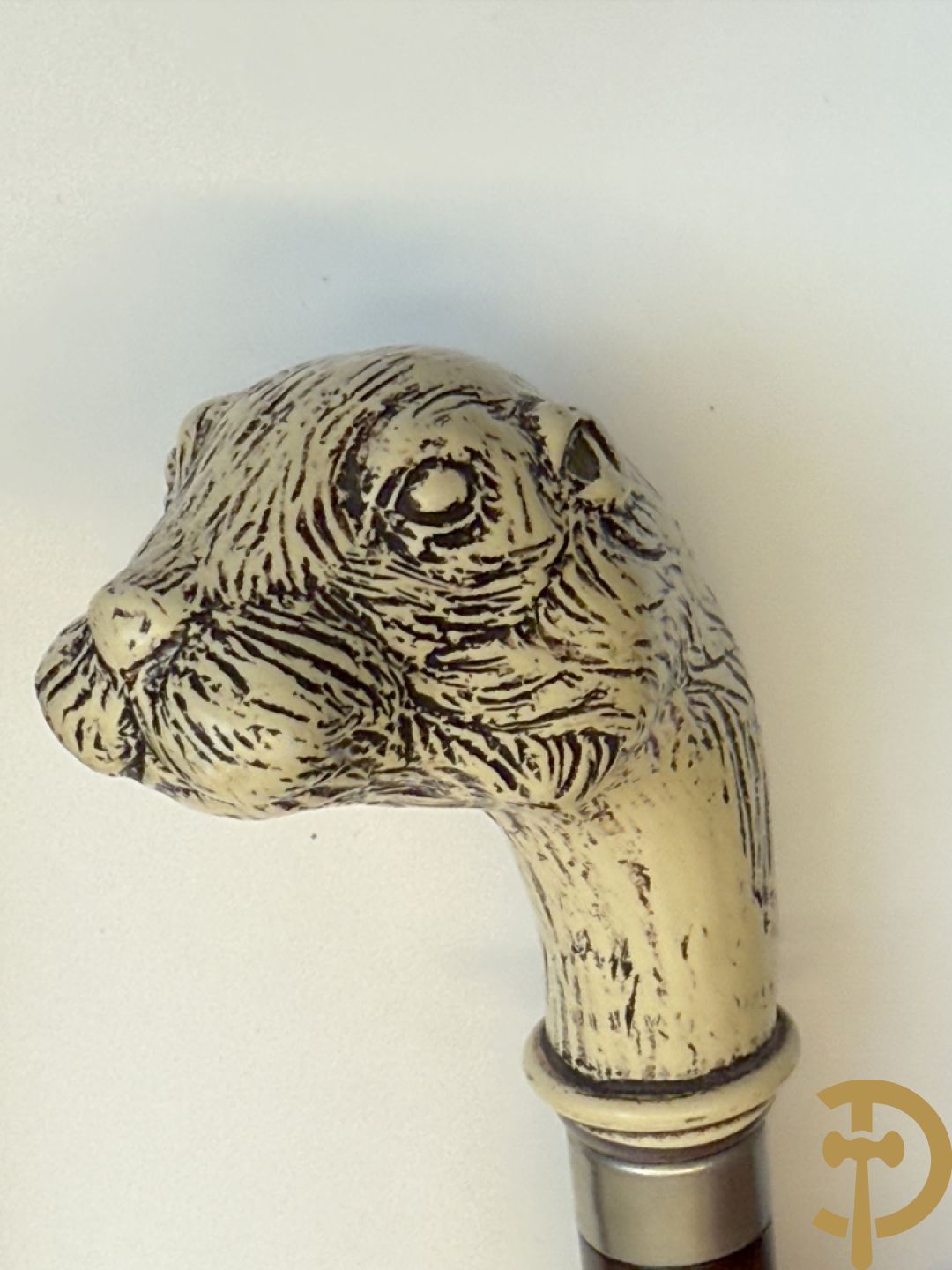 Verzameling wandelstokken met o.a. dierenhoofden en zilveren ornamenten