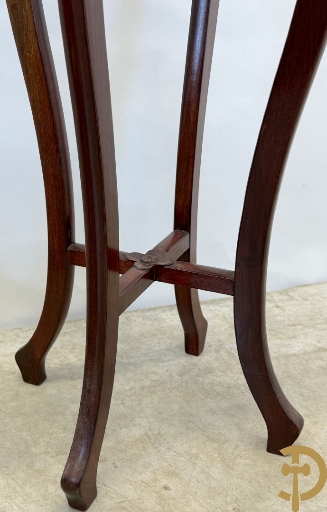 Chinese hardhouten sokkel met bloemensculptuur + Chinese hardhouten sokkel met bloemen- en vogelsculptuur