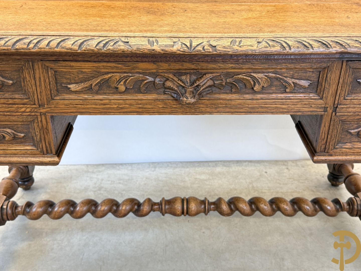 Massief eiken Frans bureel met lades op getorste poten met opstand, 19e