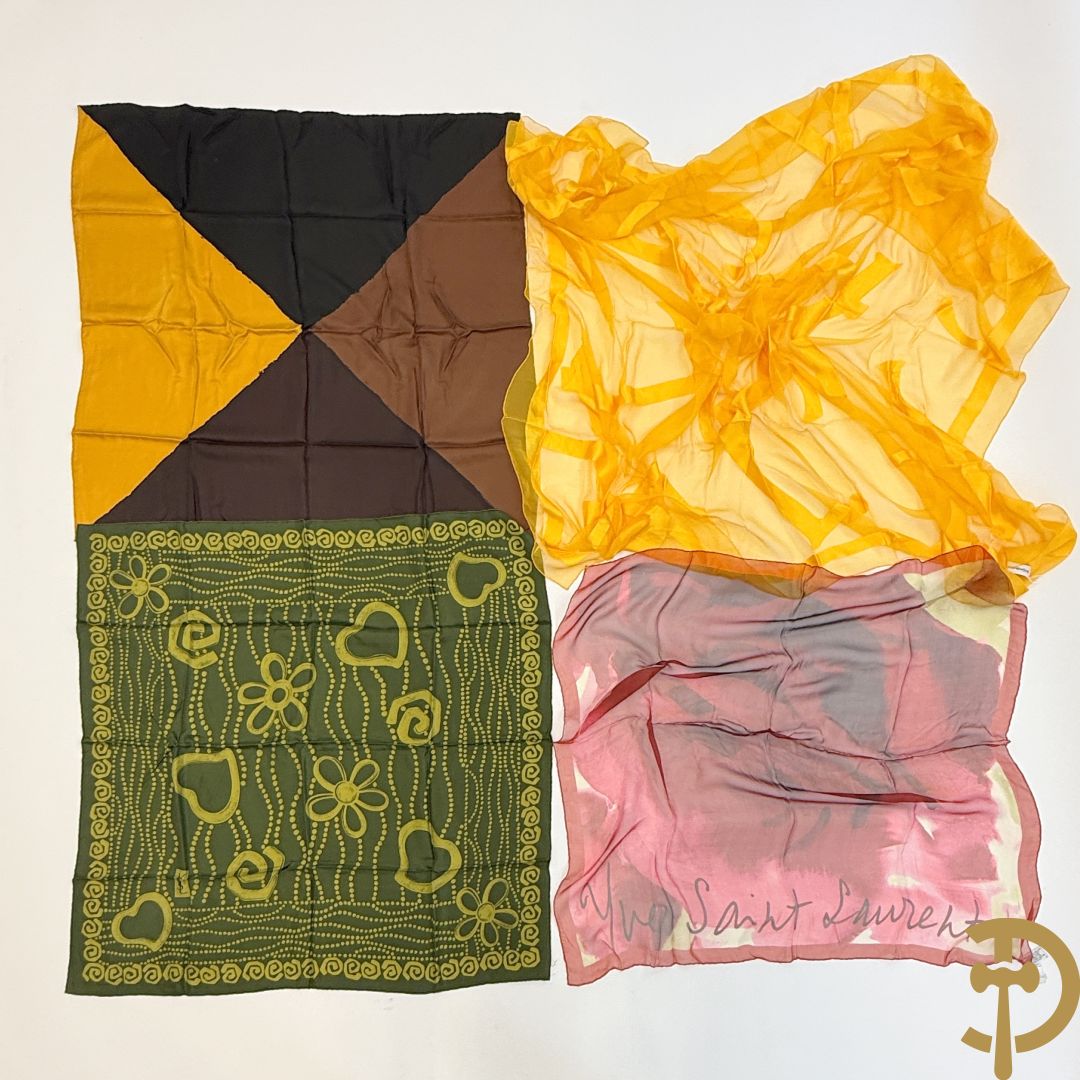 Vier foulards Yves Saint Laurent (nooit gedragen komt uit winkel restant)