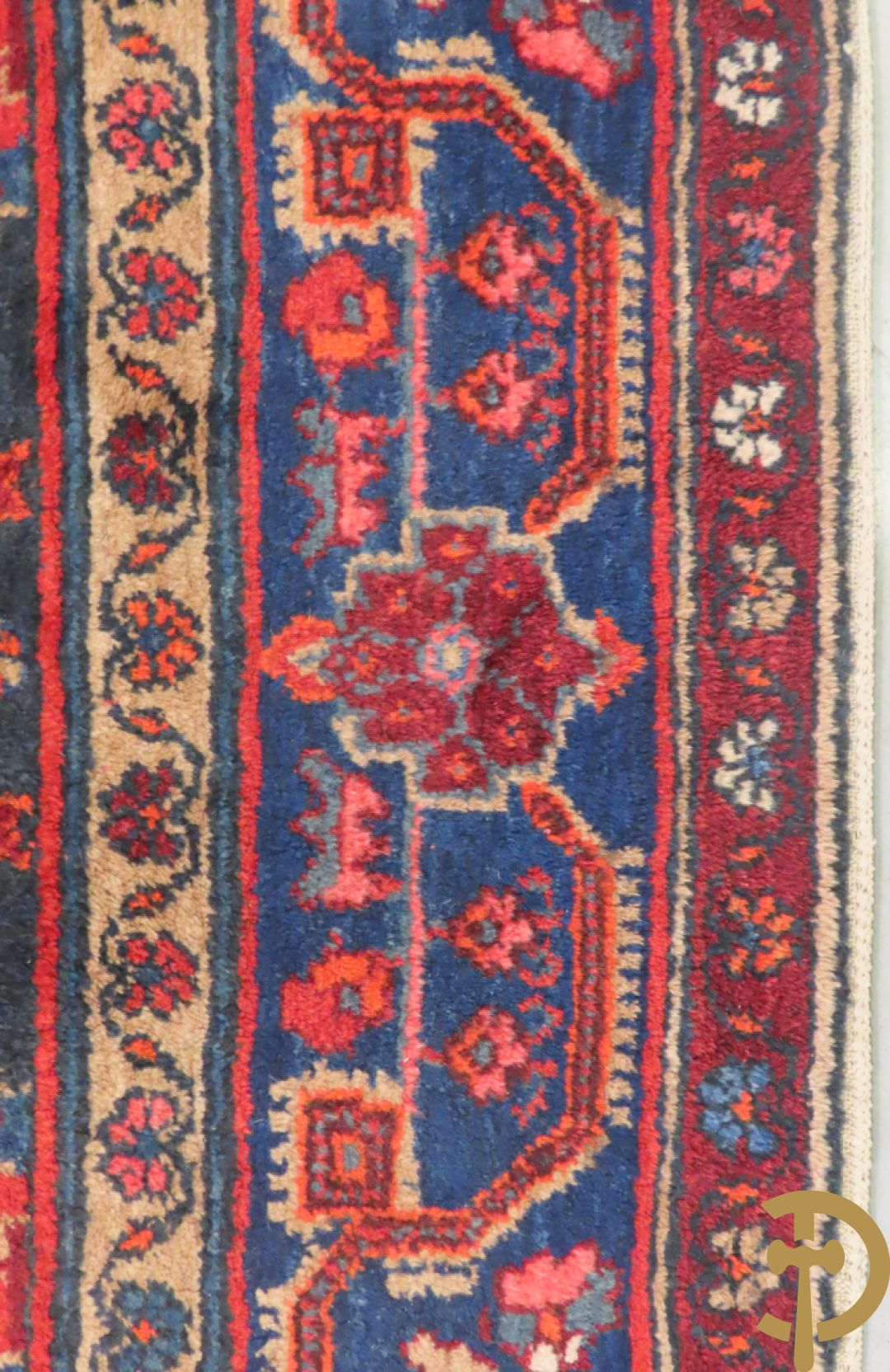 Oosterse handgeknoopt tapijt met geometrische motieven op blauwe fond Malayer + Oosters handgeknoopt tapijt met bloemenpatronen rode fond Kashkay