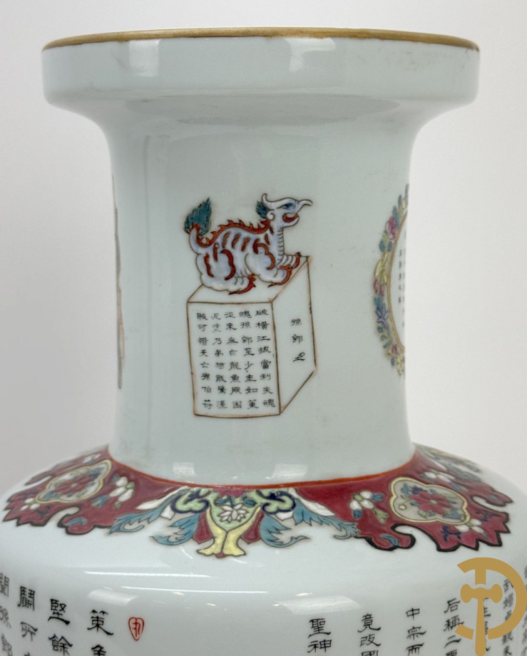 Paar porseleinen Chinese vazen met decor van personages en Chinese tekens, handgekleurd