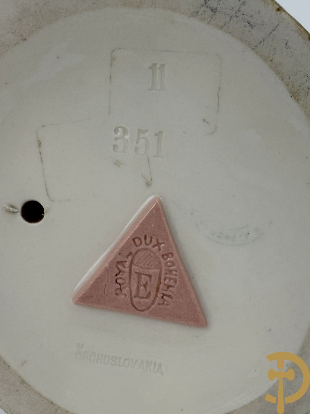 Herderspaar met ram in Royal Dux, onderaan gemerkt 351 en 352