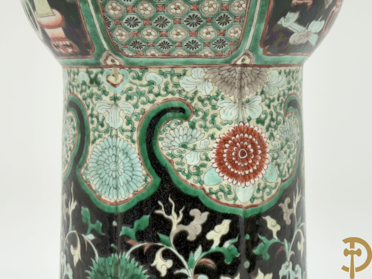 Antieke Chinese Gu vaas met geschenkendecor op zwarte fond