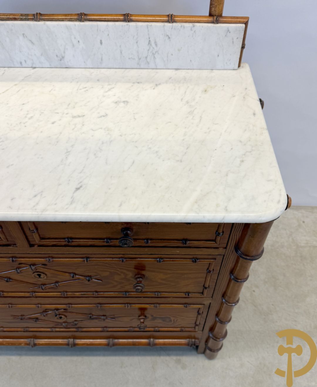 Bamboe opschiktafel mt 4 lades, wit marmeren blad en spiegel