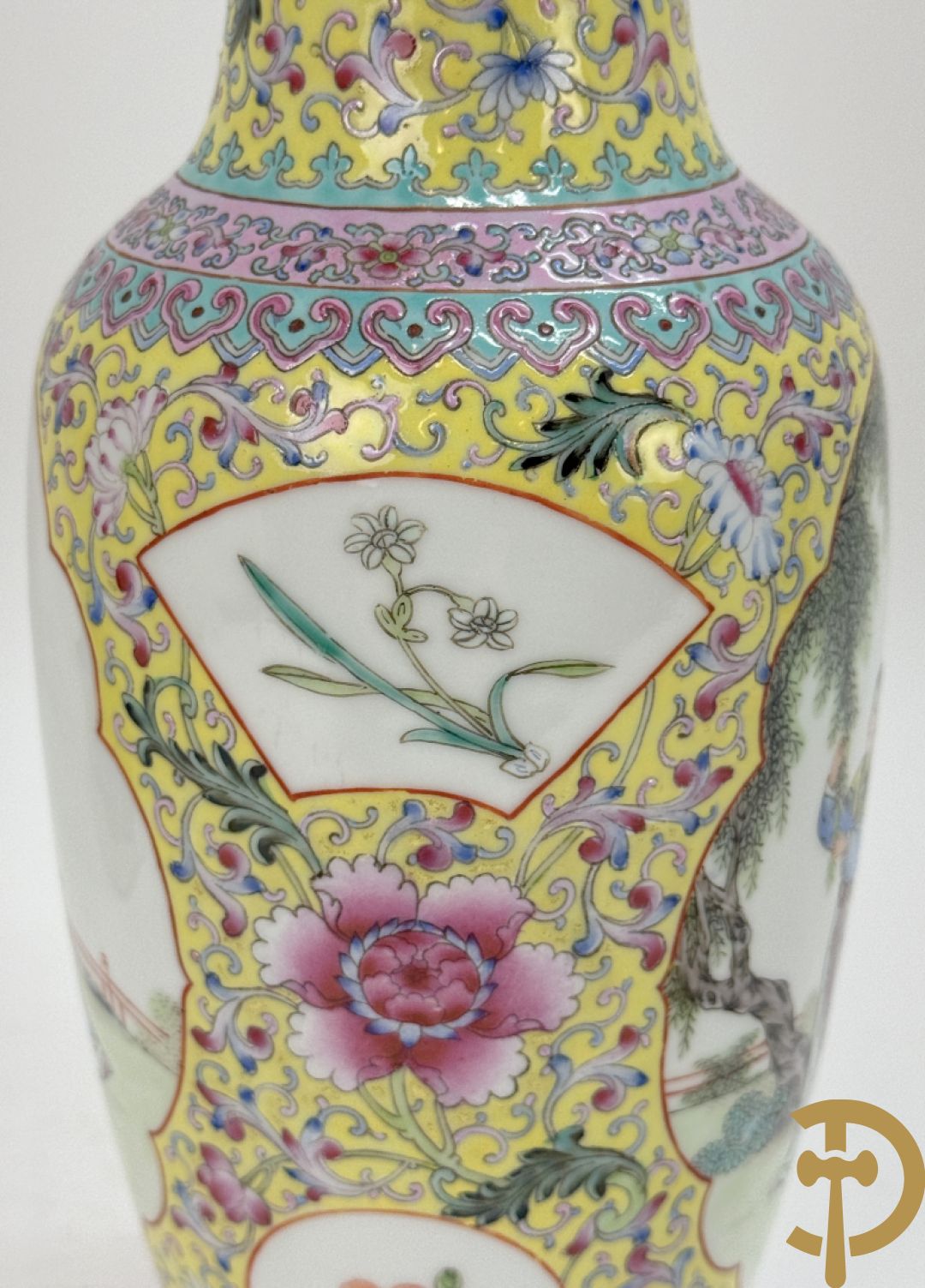 Chinese porseleinen rolvaas met damesdecor, getekend + Chinese porseleinen republieksvaas met damesdecor