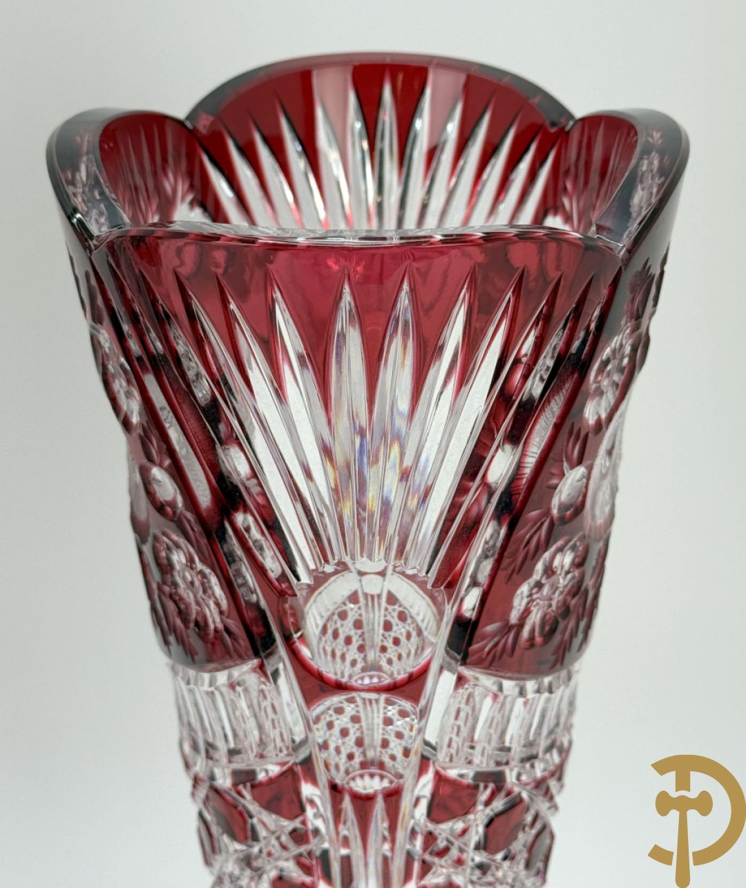 Paar rood kristallen geslepen Boheemse vazen met bloemendecor