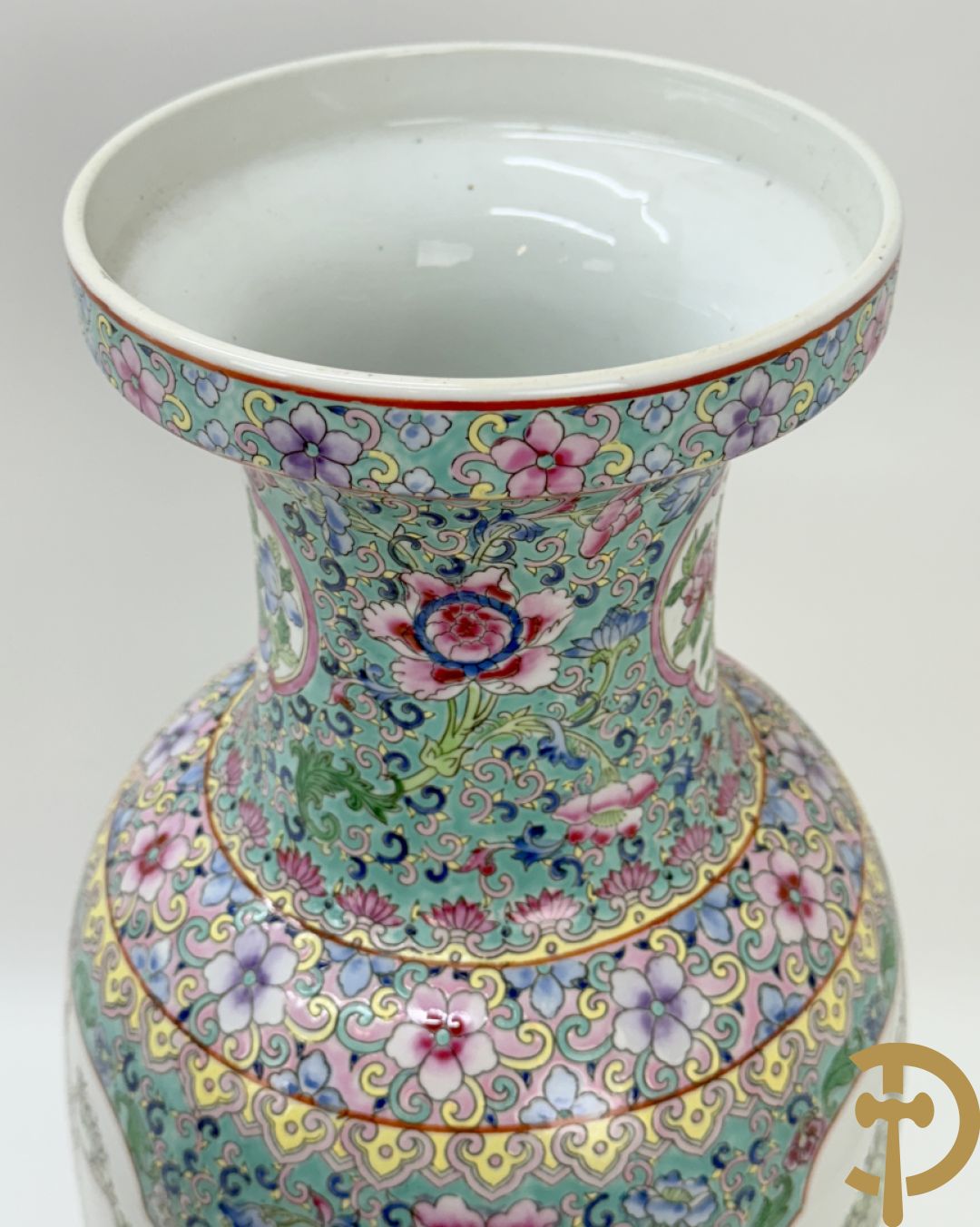 Paar Chinese vazen met geishadecor, rondom bezet met bloemen