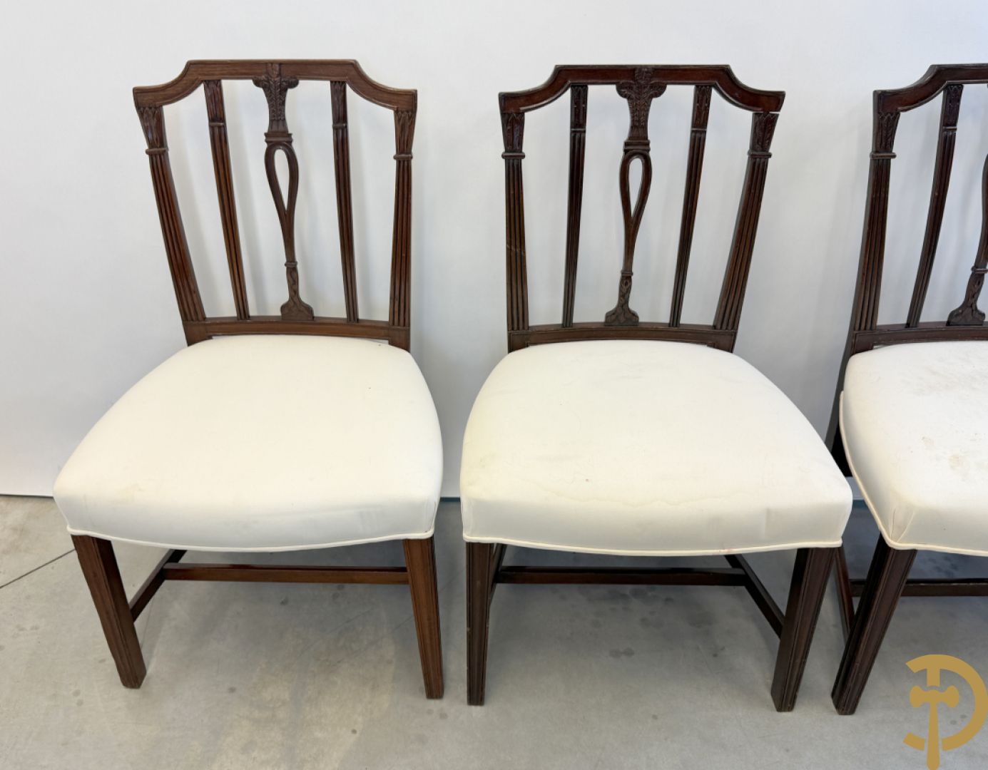 Acht mahoniehouten stoelen met sierlijke motieven in de rug, Georgian Engelse stijl