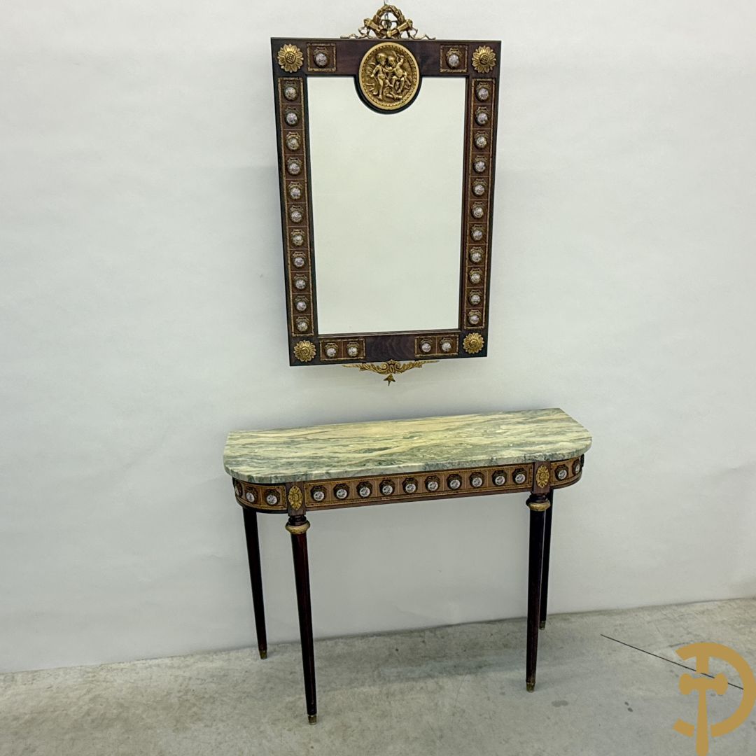 Notelaren console met porseleinen plakkettes met bloemen beschilderd en bronsbeslag + spiegel met porseleinen plakkettes