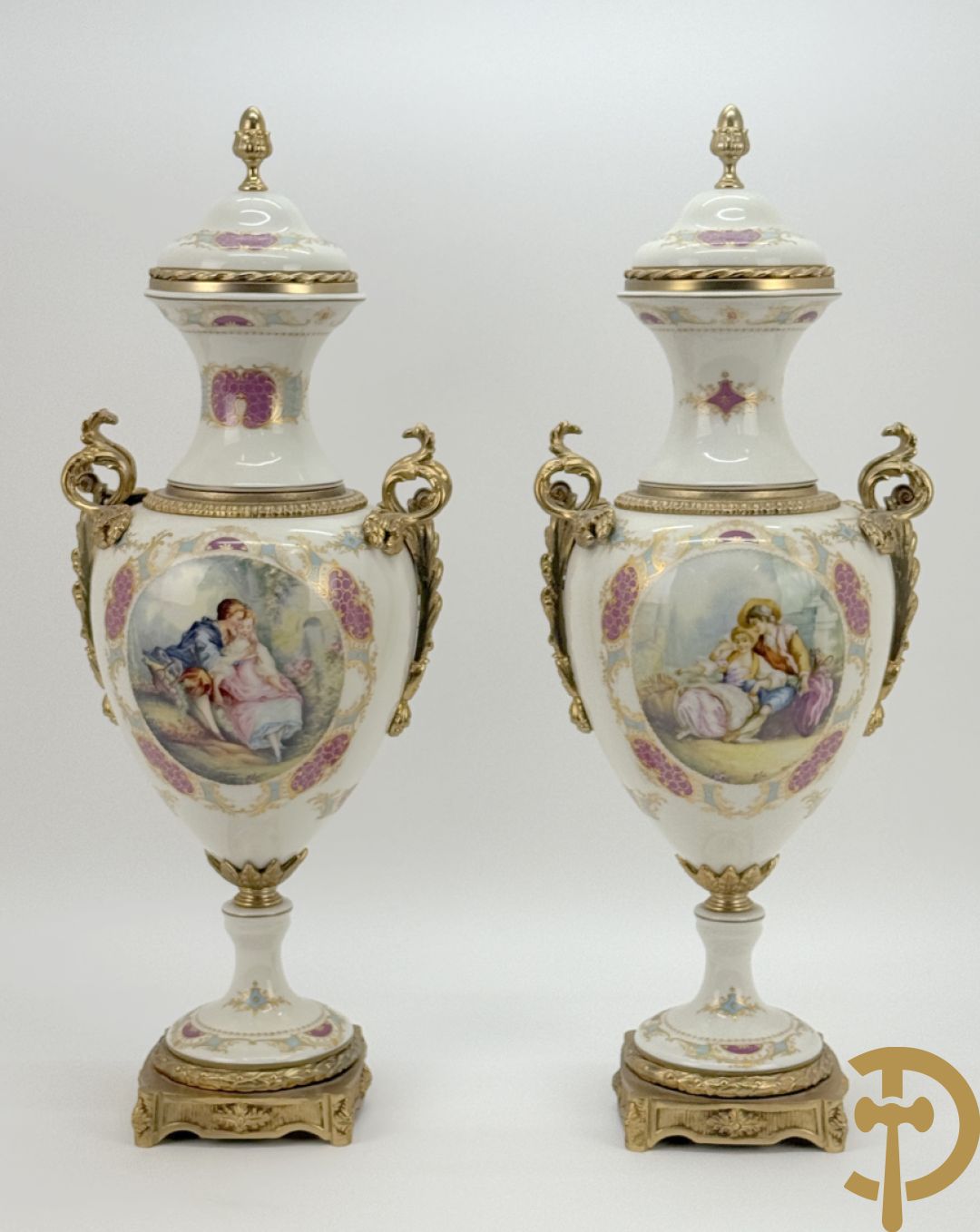 Paar porseleinen Sèvres stijl dekselpotiches met dubbel bedrukt romantisch decor en bezet met bronzen ornamenten