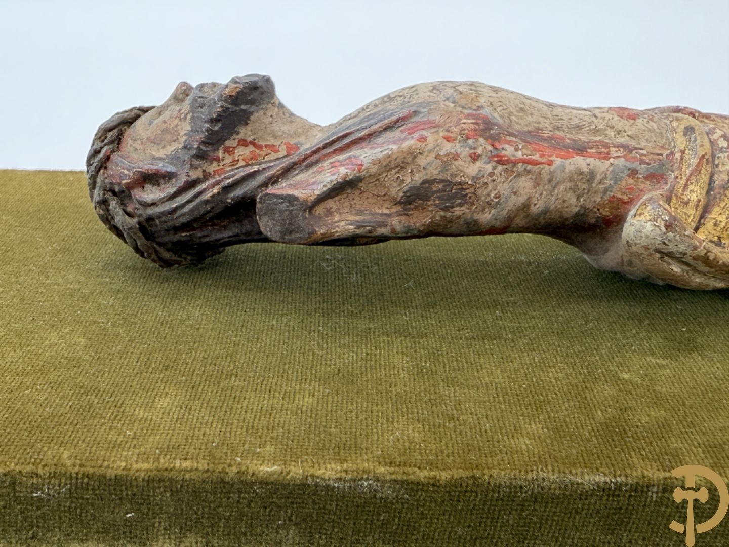 Twee houtgesculpteerde en gepolychromeerde corpussen, 18e