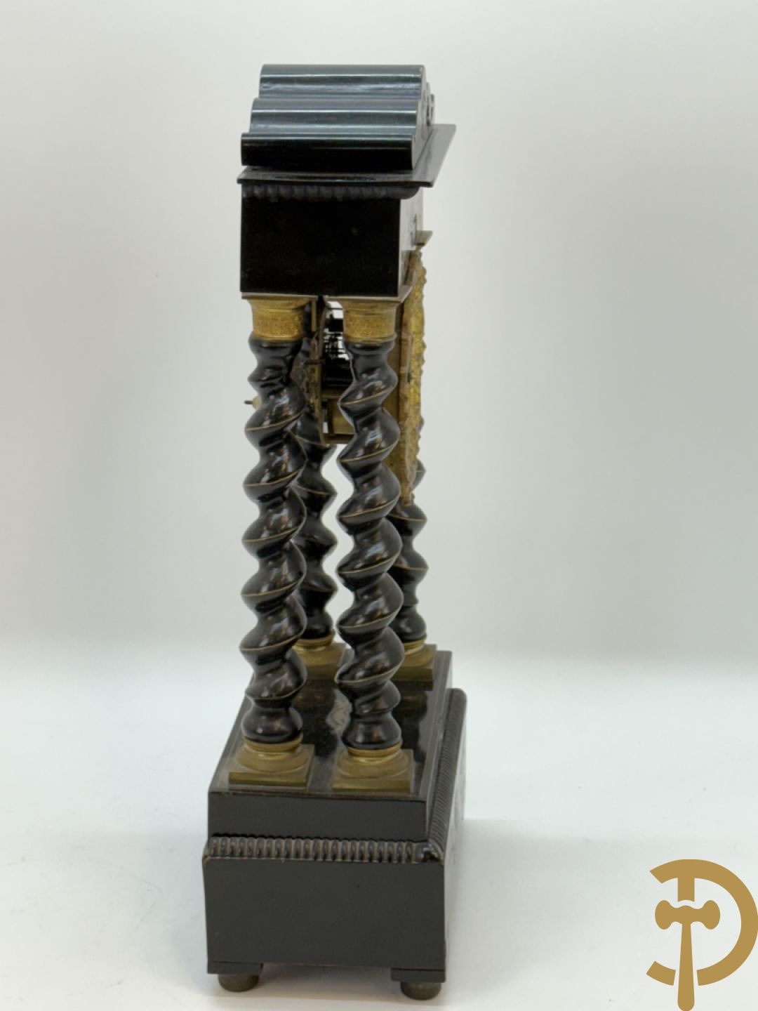 Napoleon III pendule met 4 getorste zuilen en koperinleg