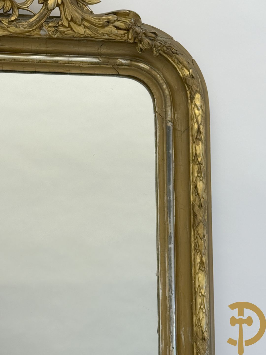 Grote vergulde hall spiegel bezet met troffee van cupido