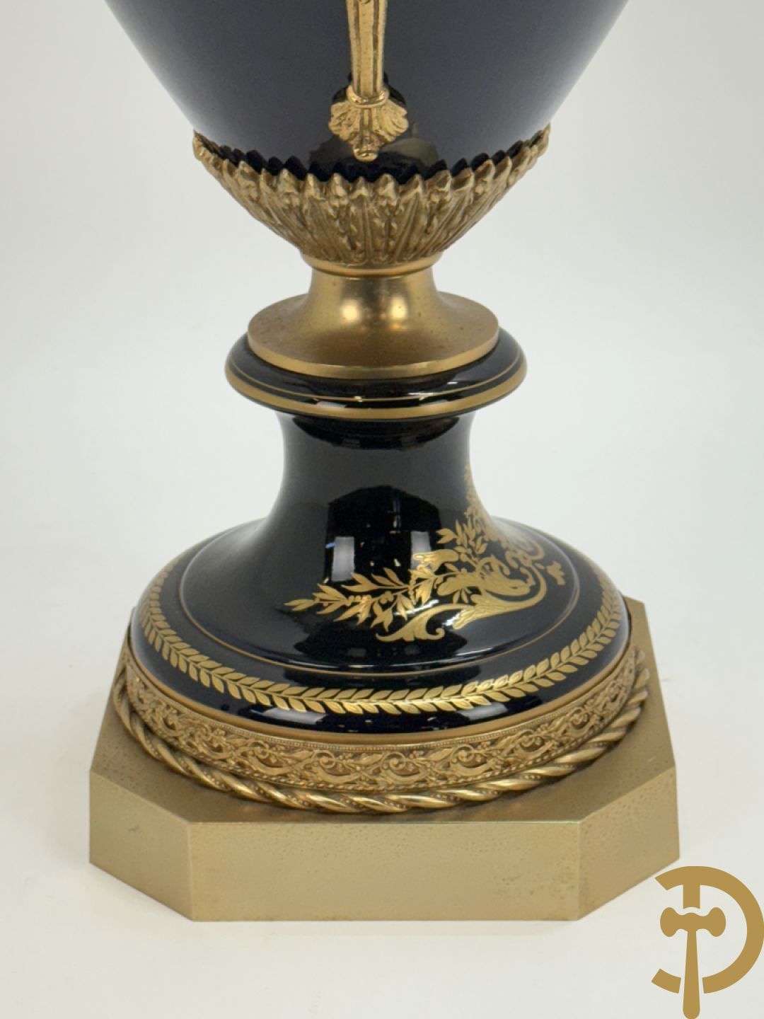 Vuurvergulde bronzen amfoorvaas met basrelief van dame en bezet met cupido