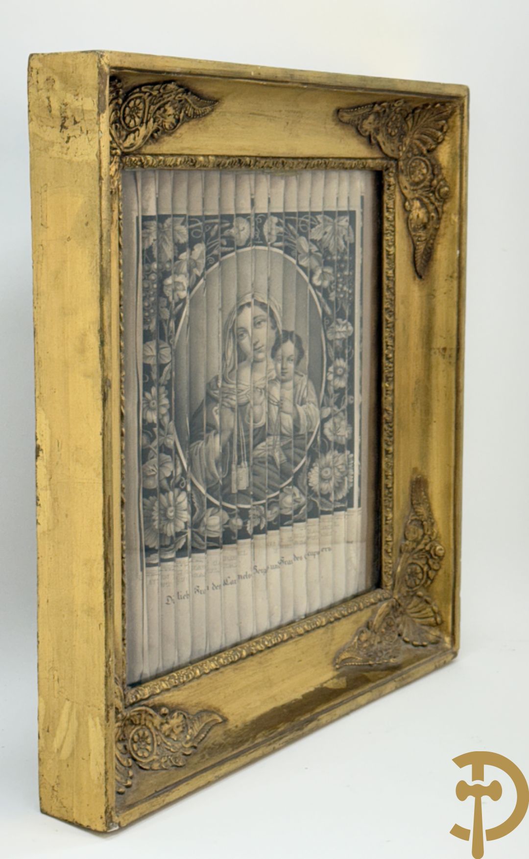 Vergulde Charles X kader met religieuse gravure in prisma gesneden met links en rechts ander zicht