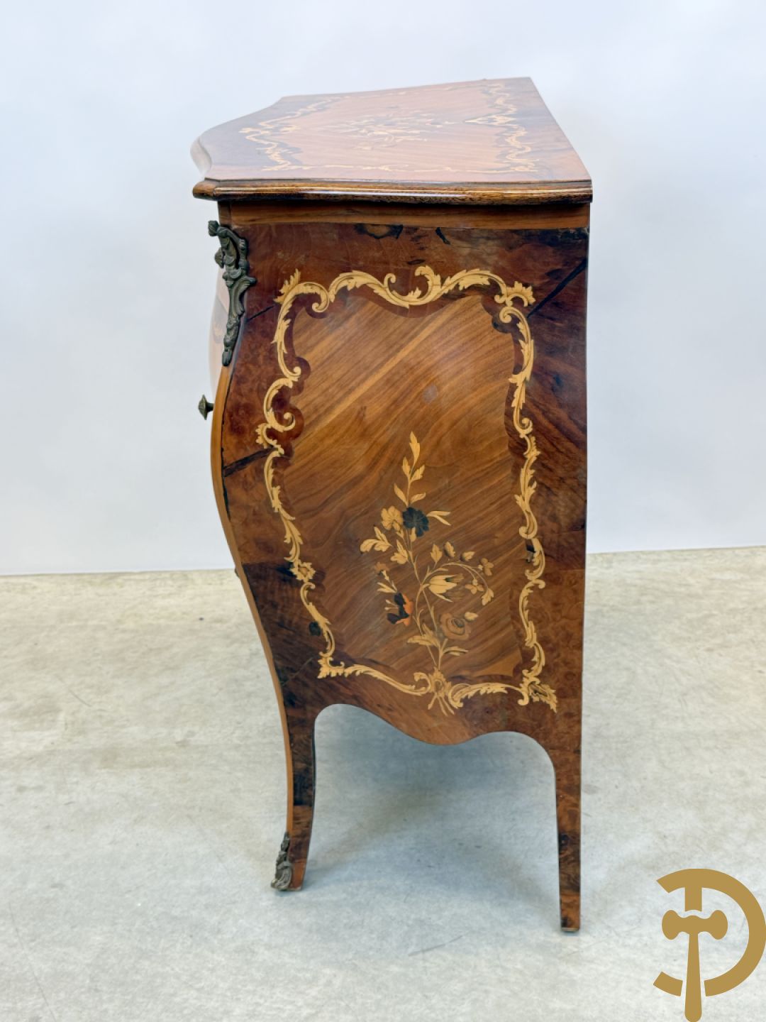 Gegalbeerde notelaren drieladencommode met bloemenmarquetterie