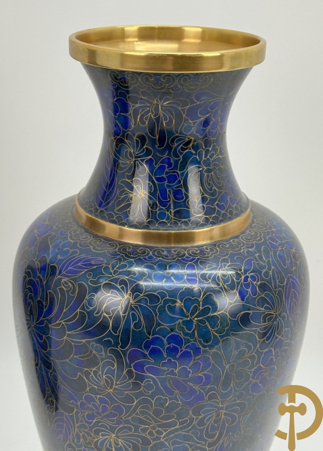 Paar blauwe cloisoné vazen met bloemendecor