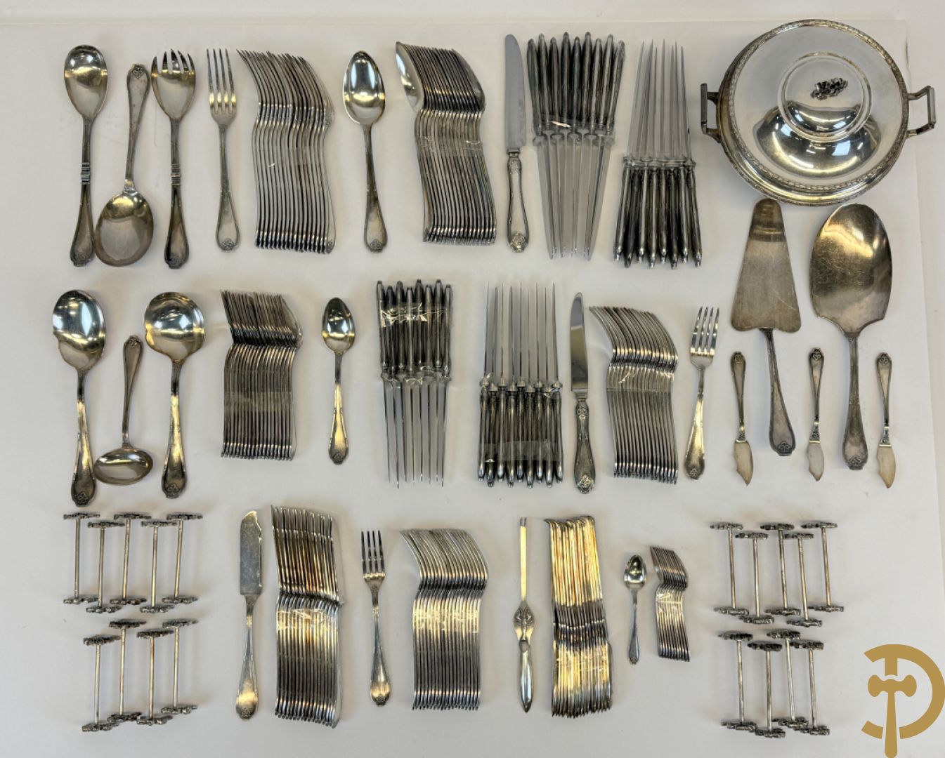 Verzilverd bestek Wiskemann met Louis XVI motieven+ verzilverde groentenkom Wiskemann