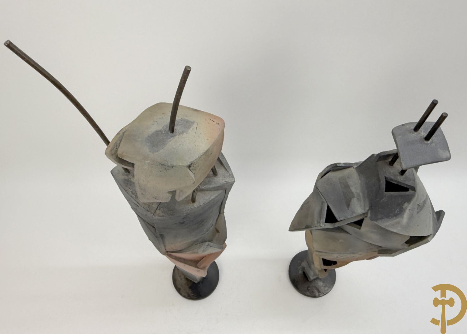 VANDEWEGE Rik getekend onderaan 8816 en 8817 - Twee moderne keramieken abstracte figuren