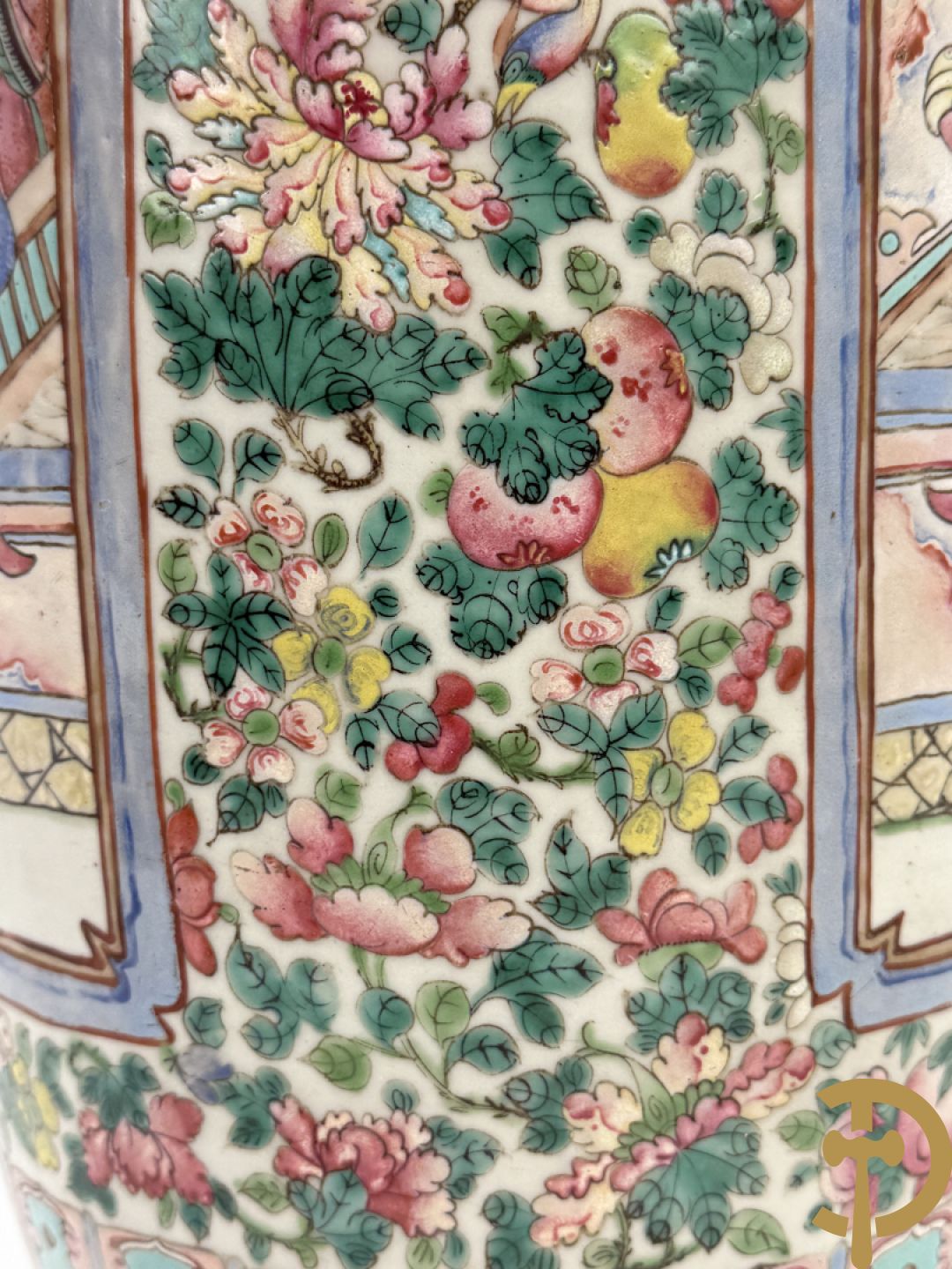 Chinese porseleinen vaas met geanimeerd decor en fond van bloemen, Kanton 19e