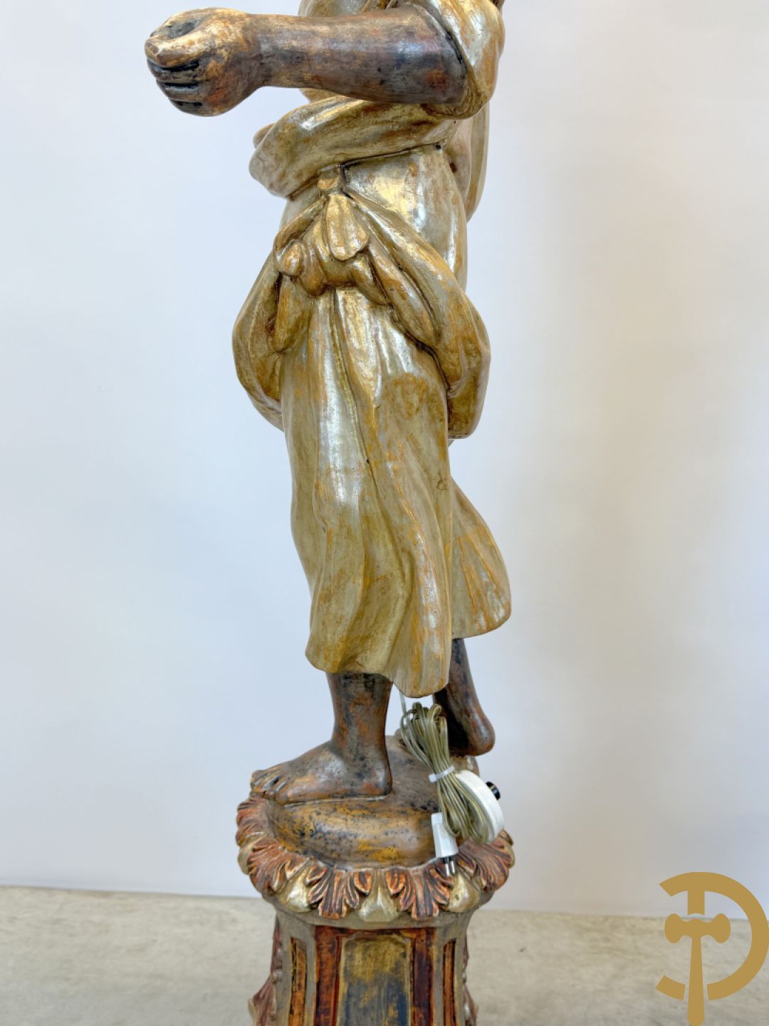 Paar gepolychromeerde dames op sokkel, bekroond met achtarmige kandelaar met lichtpunten en bellen, Italiaans, jaren 