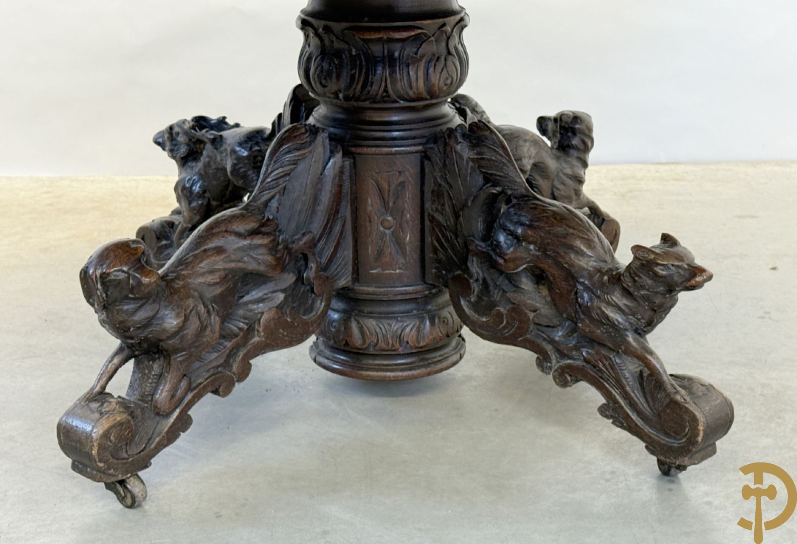 Eiken ovale jachttafel met 4 verschillende dieren + zes stoelen met canage op getorste poten (verschillende modellen)