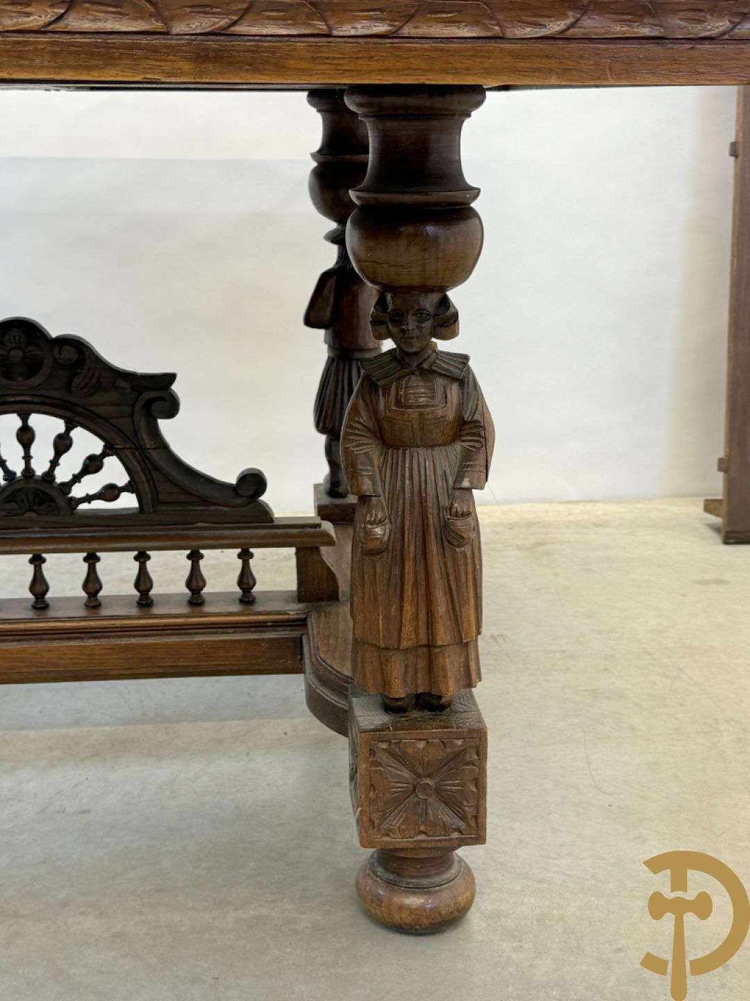 Massief eiken Bretoense eetkamer bestaande uit buffet met 3 deuren boven, 2 deuren onder, lades midden en gesculpteerde geanimeerde scènes + desserte + uittrekbare tafel + 6 stoelen + extra allonge