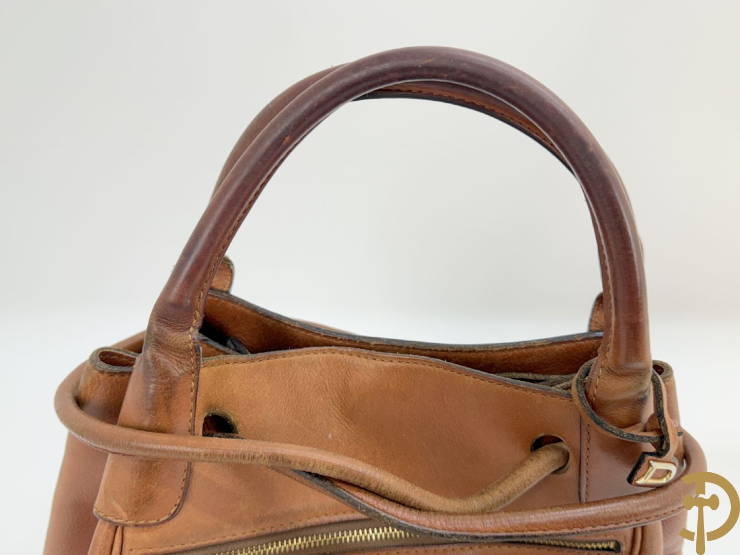 Bruin lederen handtas Delvaux + cognac lederen schoudertas Equivoque Delvaux